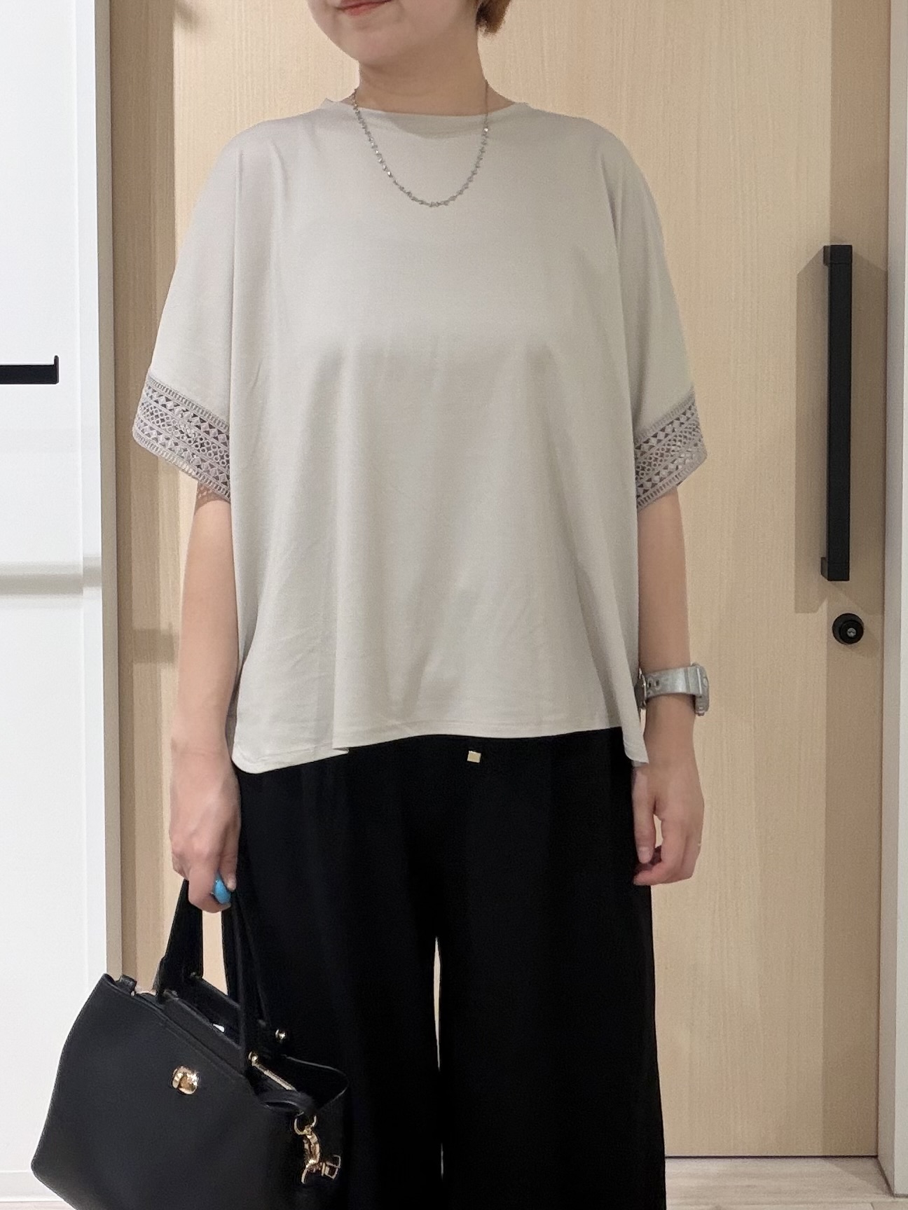 ひらしーさんの「SHOO･LA･RUE｜【ひんやり/UV】お袖レースが上品 ゆったりとろみトップス」を使ったコーディネート