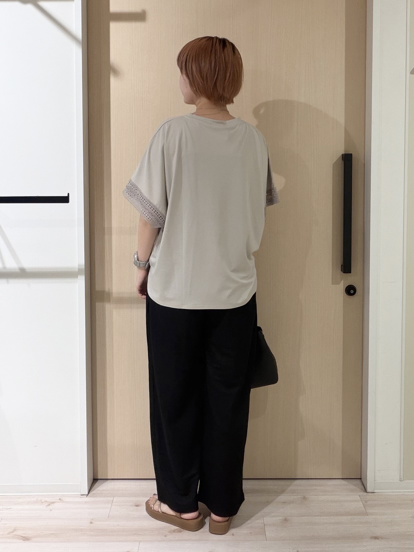 ひらしーさんの「SHOO･LA･RUE｜【ひんやり/UV】お袖レースが上品 ゆったりとろみトップス」を使ったコーディネート