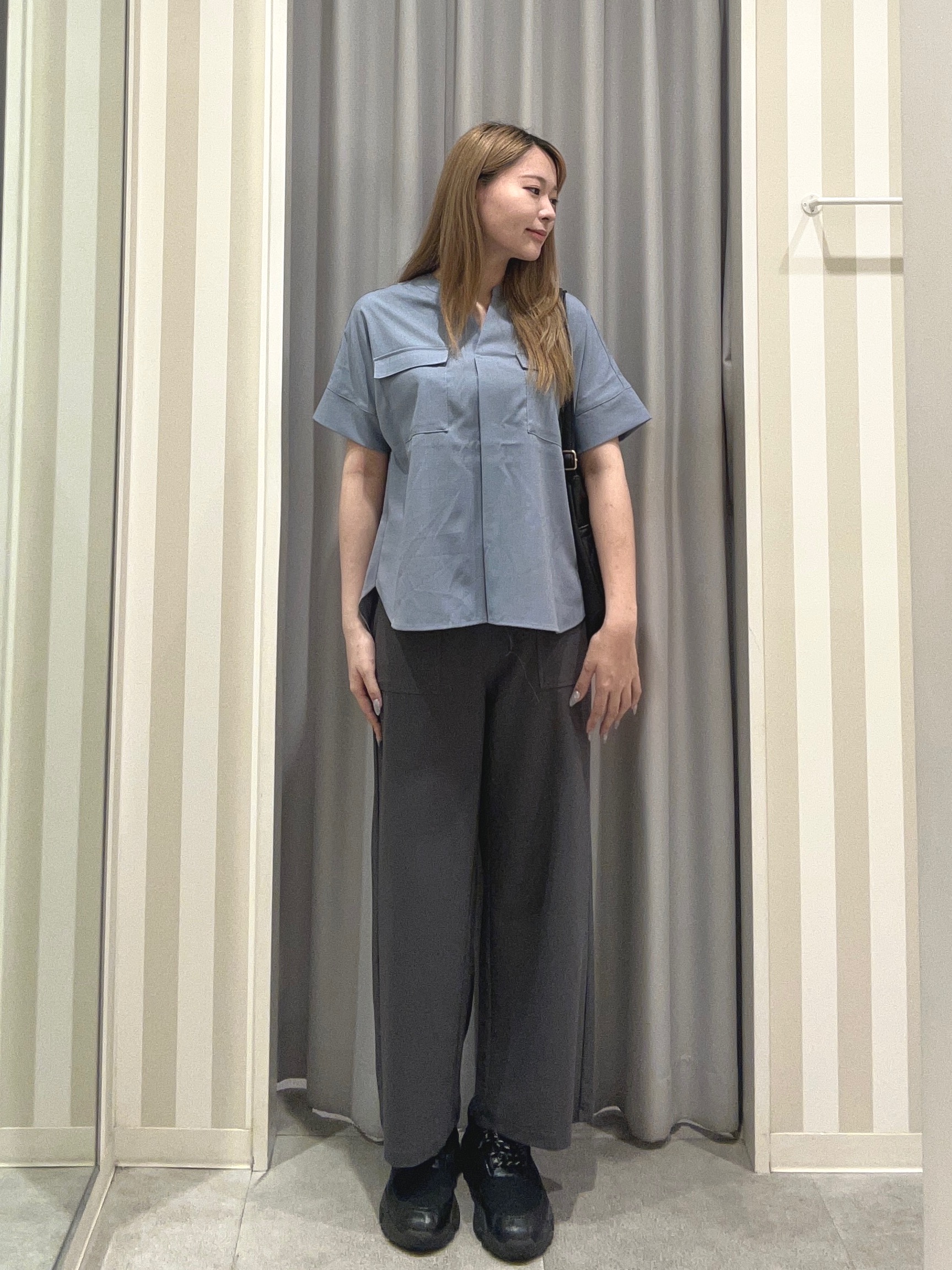 美空さんの「SHOO･LA･RUE｜【洗濯後しわになりにくい/ひんやり/吸水速乾/UV】ダブルポケット Vネックブラウス」を使ったコーディネート
