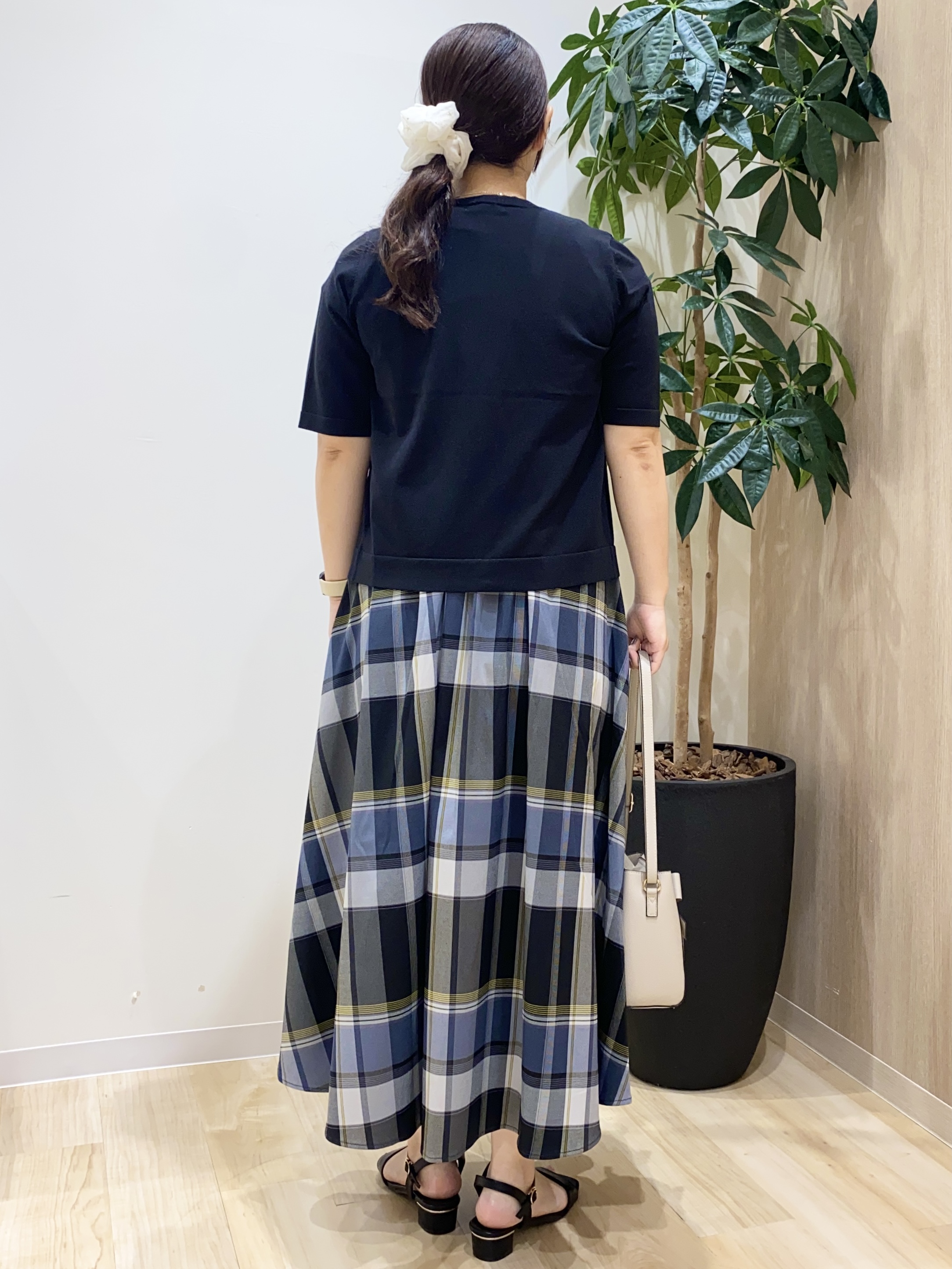 HANAさんの「grove｜【低身長さんも選べる着丈】マドラスチェックワンピース」を使ったコーディネート