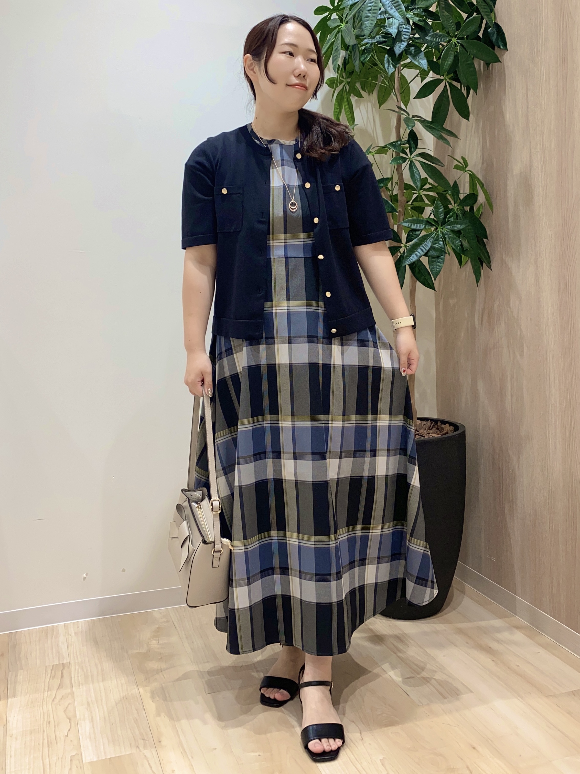 HANAさんの「grove｜【低身長さんも選べる着丈】マドラスチェックワンピース」を使ったコーディネート