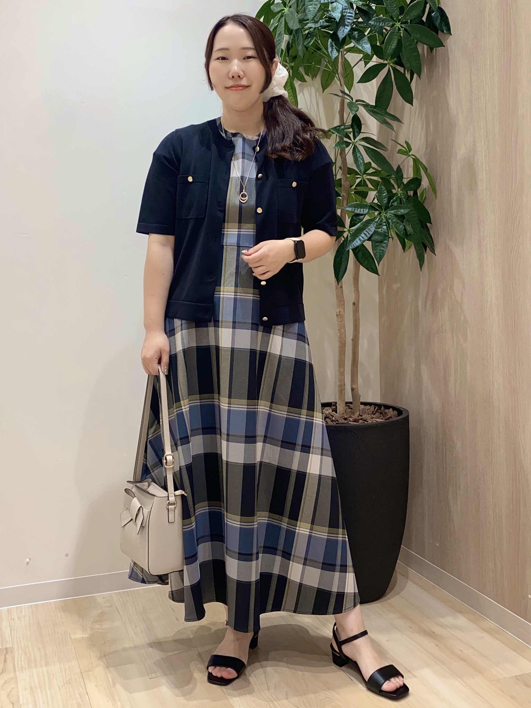 HANAさんの「grove｜【低身長さんも選べる着丈】マドラスチェックワンピース」を使ったコーディネート