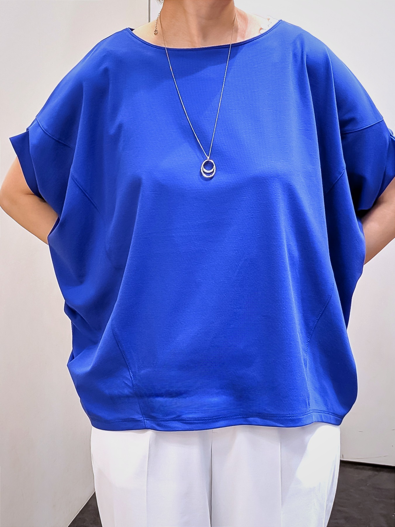 やまちゃんさんの「grove｜【持続冷感・体型カバー】サテンパイピングドルマンカットソー」を使ったコーディネート