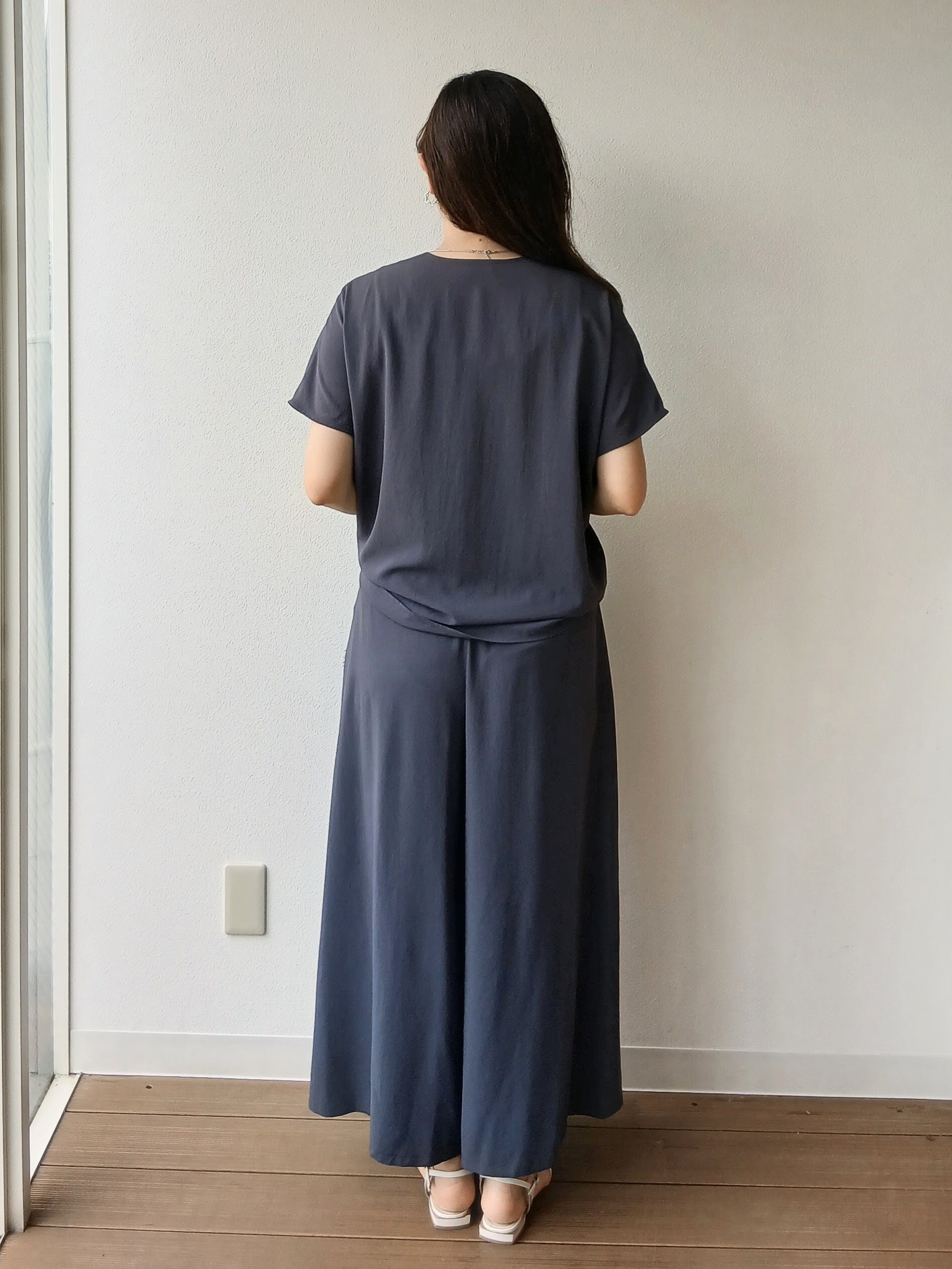 なみきさんの「UNTITLED｜【UV/接触冷感/セットアップ可】リラクシーキーVネックブラウス」を使ったコーディネート