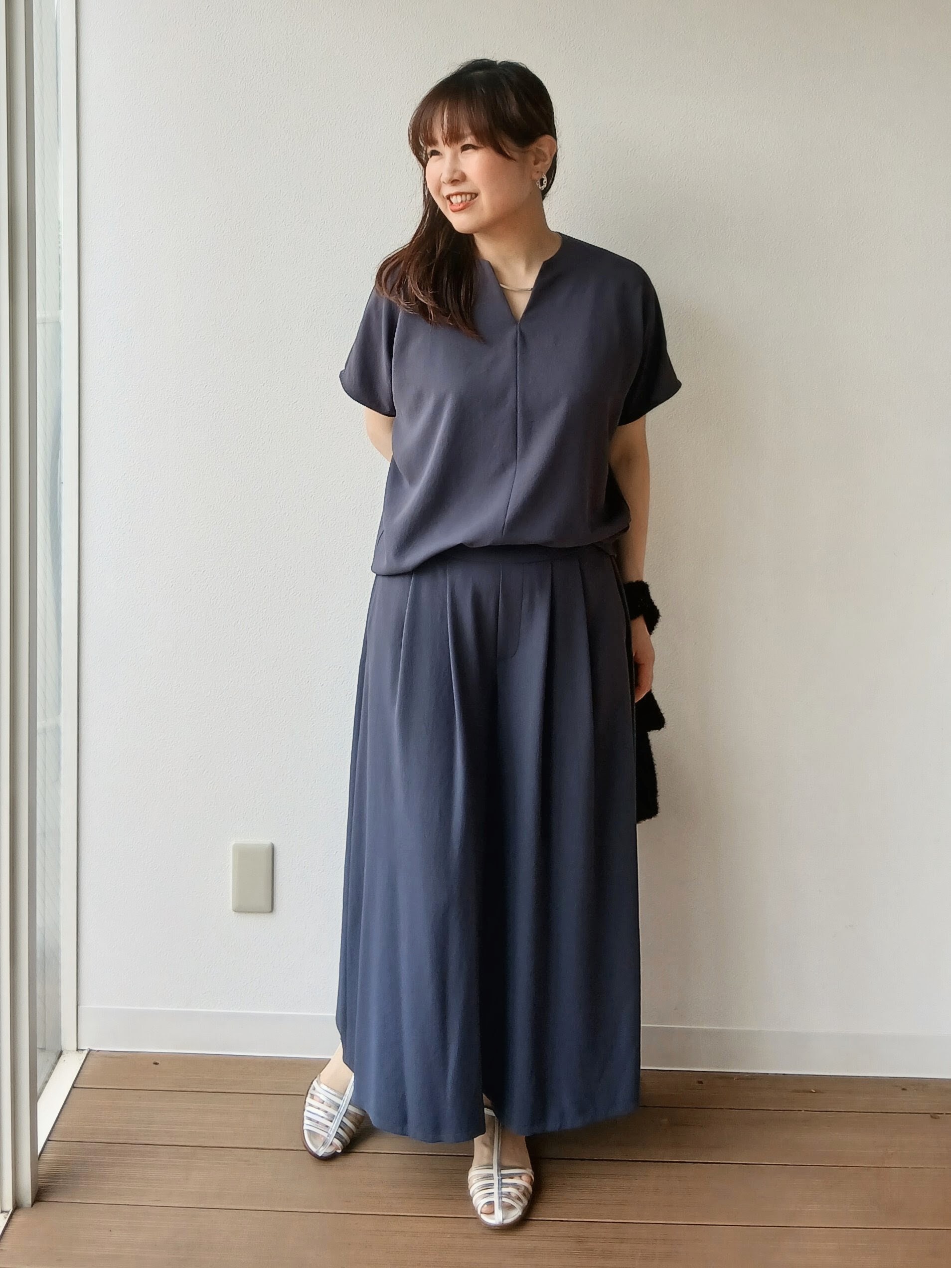 なみきさんの「UNTITLED｜【UV/接触冷感/セットアップ可】リラクシーキーVネックブラウス」を使ったコーディネート