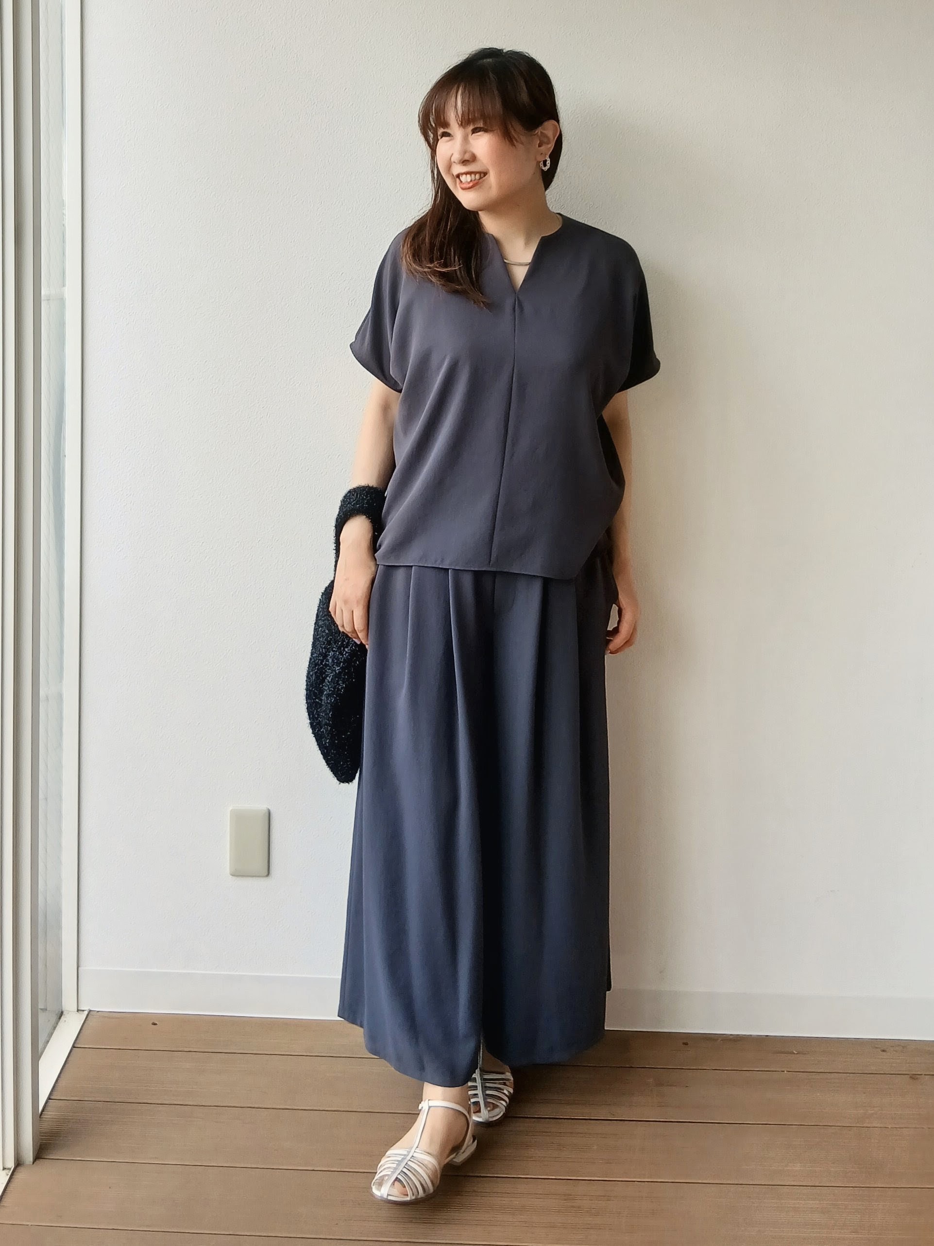 なみきさんの「UNTITLED｜【UV/接触冷感/セットアップ可】リラクシーキーVネックブラウス」を使ったコーディネート