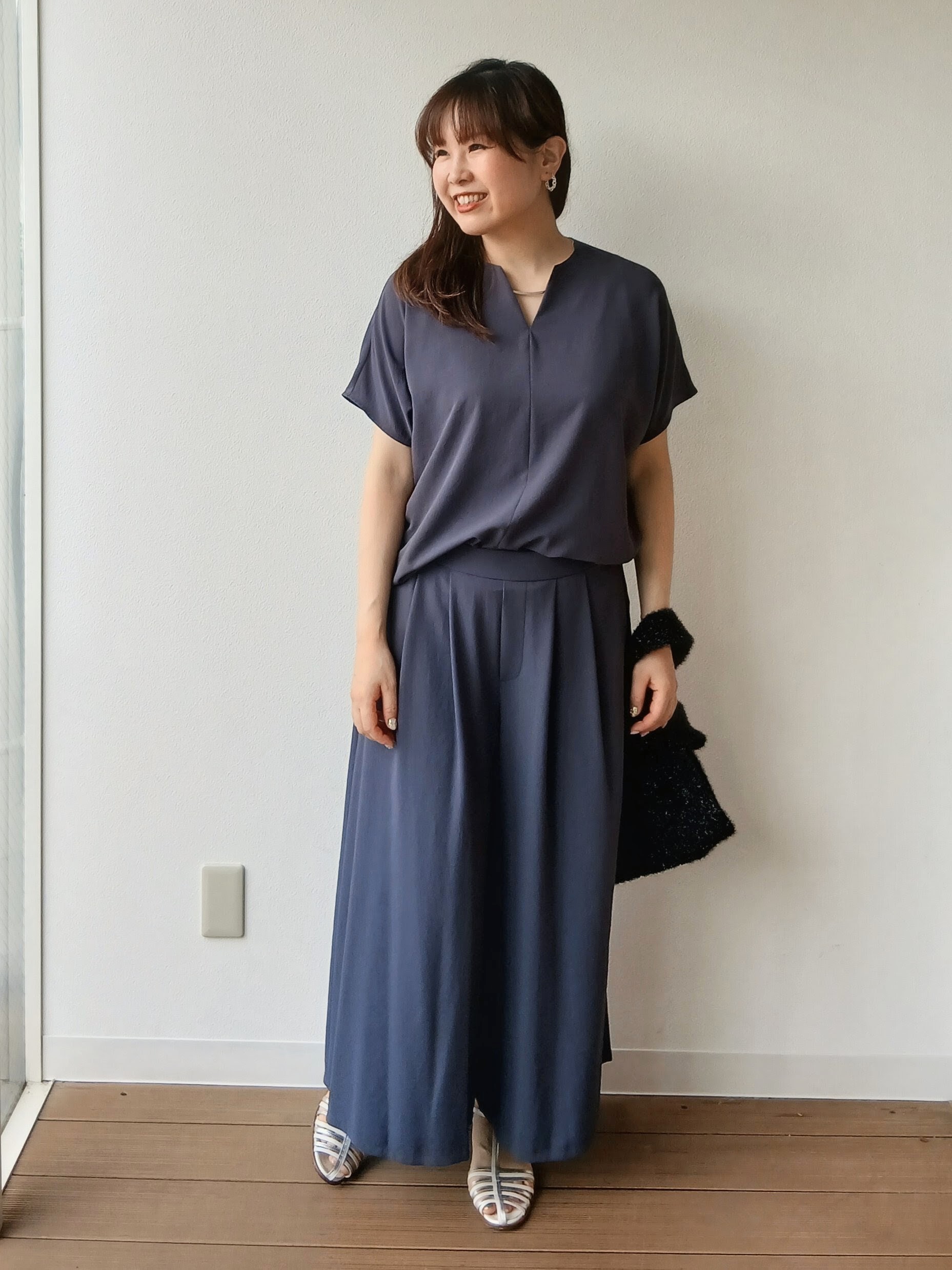 なみきさんの「UNTITLED｜【UV/接触冷感/セットアップ可】リラクシーキーVネックブラウス」を使ったコーディネート