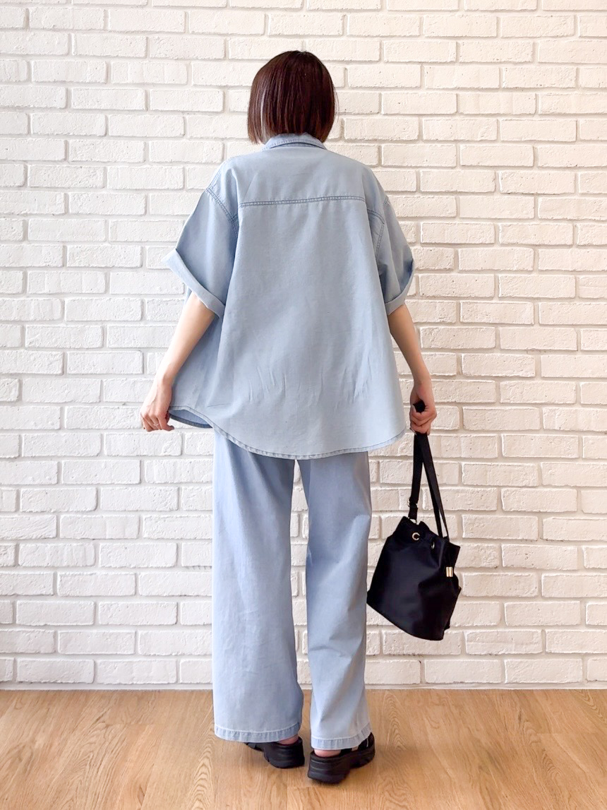 𝐜𝐡𝐢𝐤𝐚さんの「SHOO･LA･RUE｜【セットアップ可/S-LL】ライトオンスデニム 5分袖シャツ」を使ったコーディネート