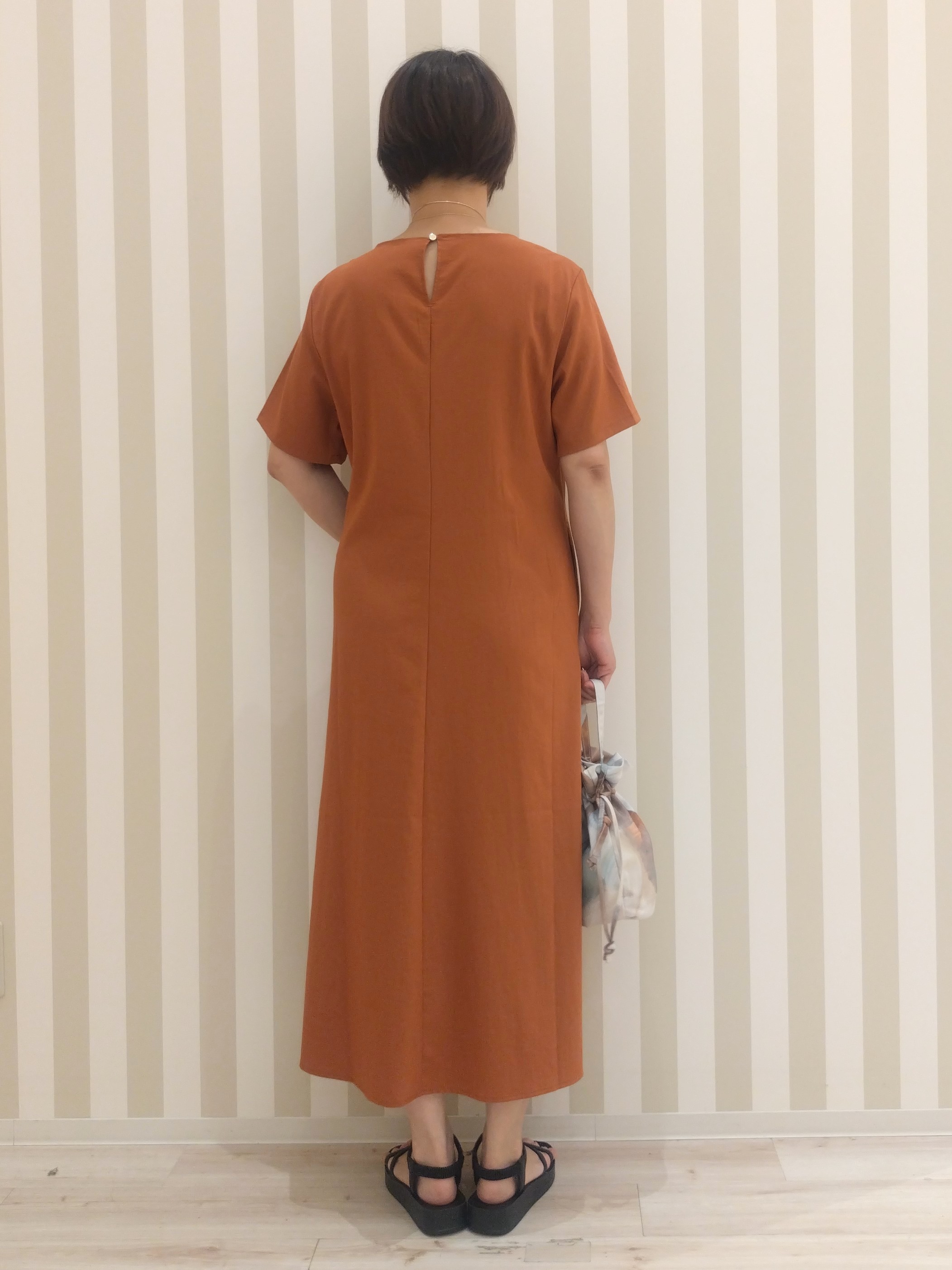 AKさんの「SHOO･LA･RUE｜【S-LL/洗濯機可/セットアップ可】軽凛(かろりん) ひんやり切替ワンピース」を使ったコーディネート