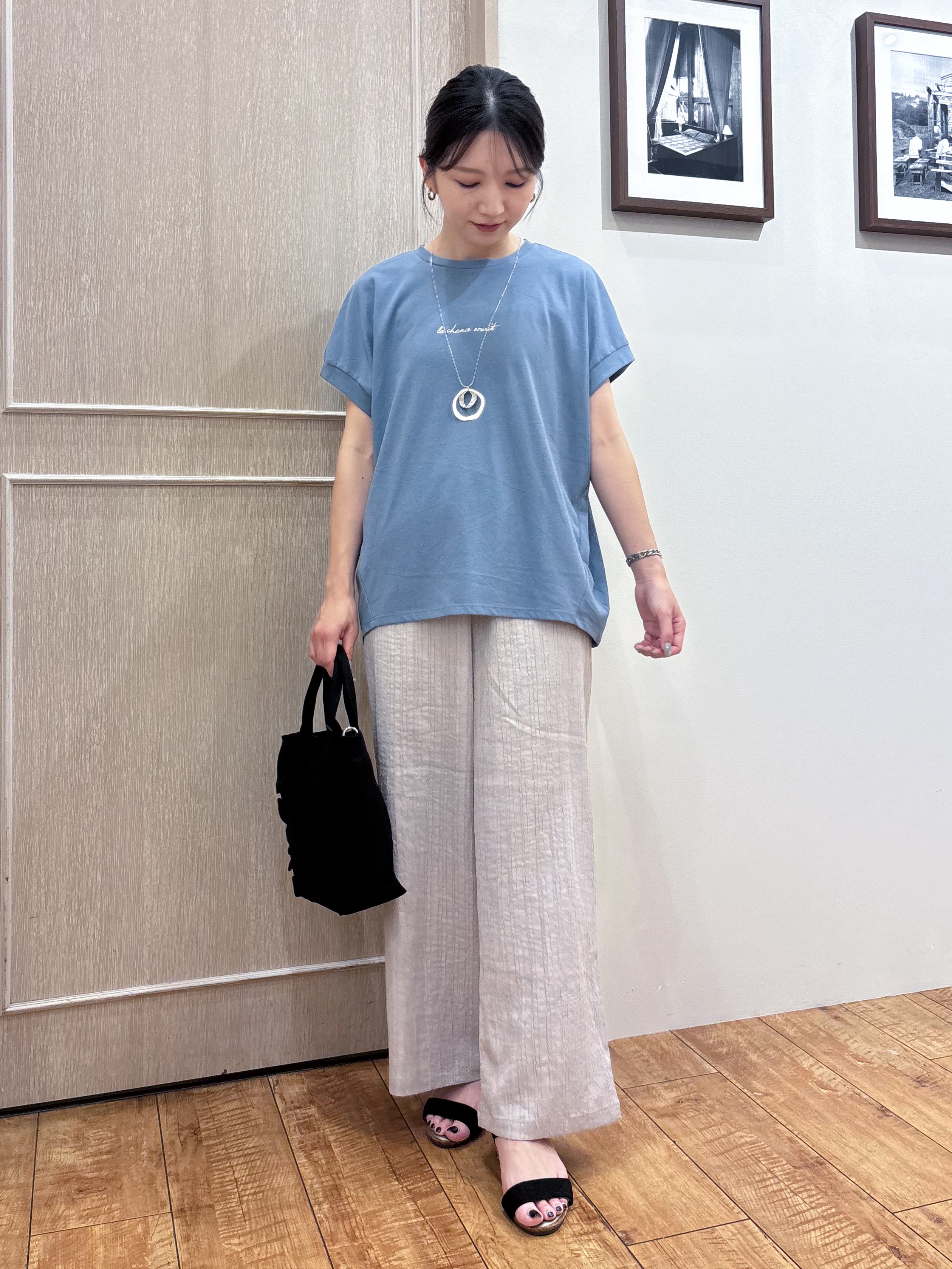 なみさんの「SHOO･LA･RUE｜【汗じみ防止/ひんやり/体型カバー】真夏でも安心。汗じみが気にならない 大人の刺繍ロゴTシャツ」を使ったコーディネート