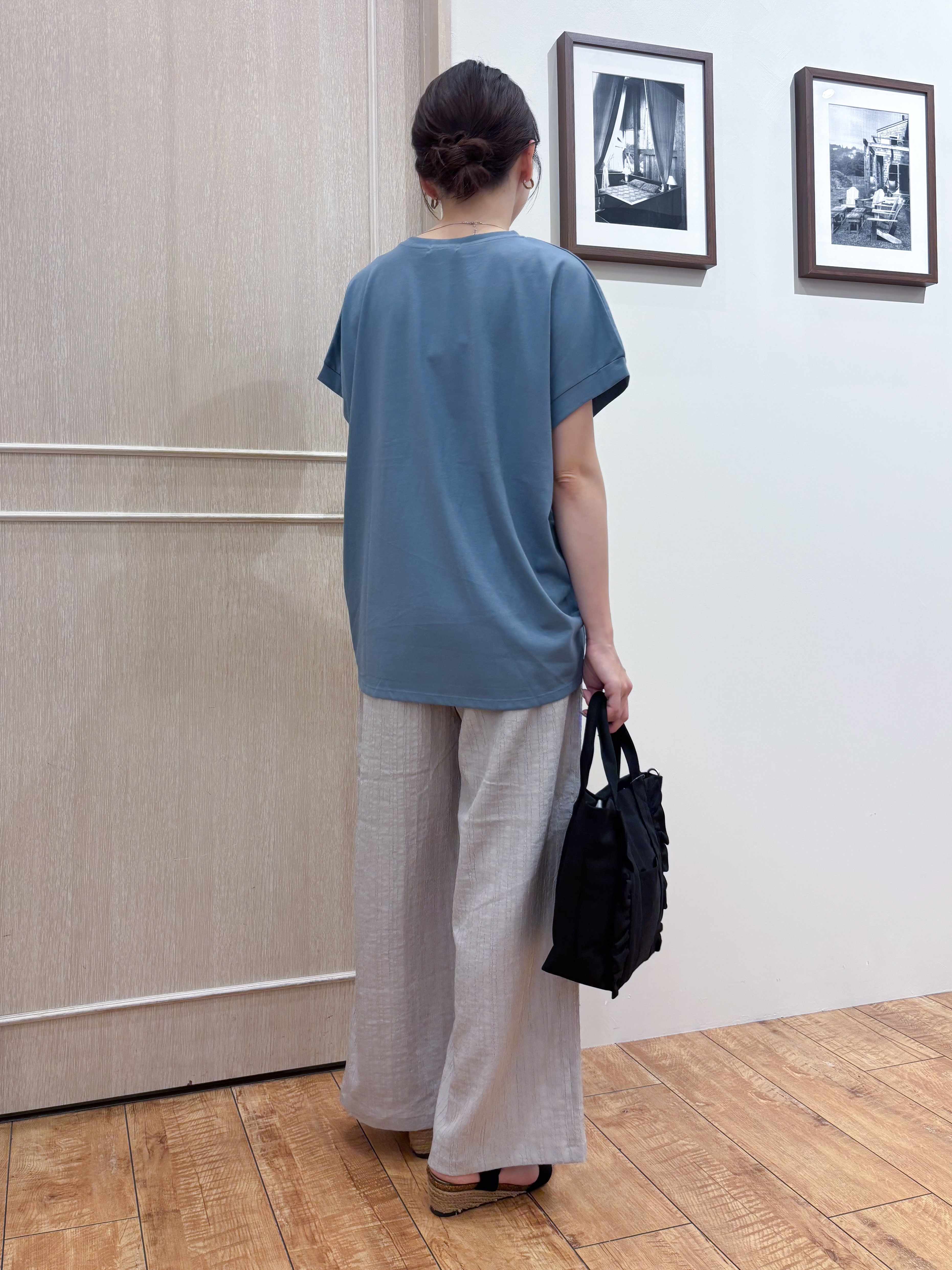 なみさんの「SHOO･LA･RUE｜【汗じみ防止/ひんやり/体型カバー】真夏でも安心。汗じみが気にならない 大人の刺繍ロゴTシャツ」を使ったコーディネート