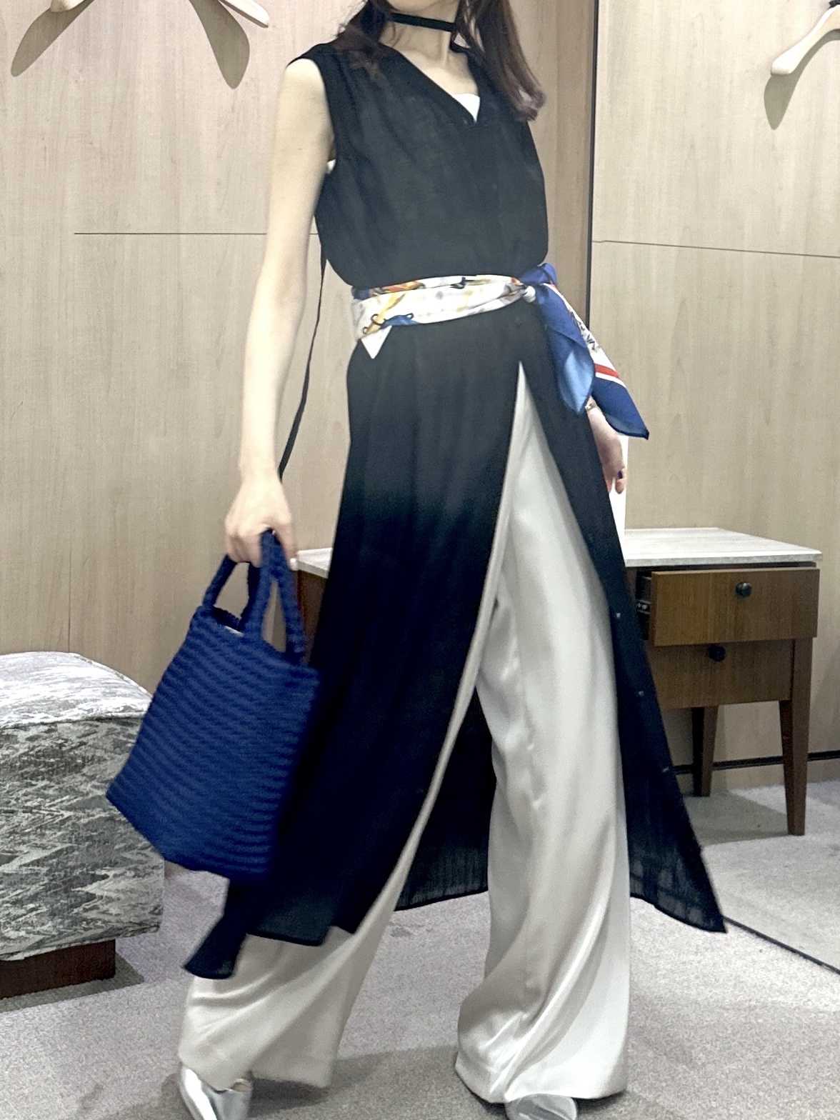Miwaさんの「UNTITLED｜【通気性/前開きボタン】シアーVネックワンピース」を使ったコーディネート