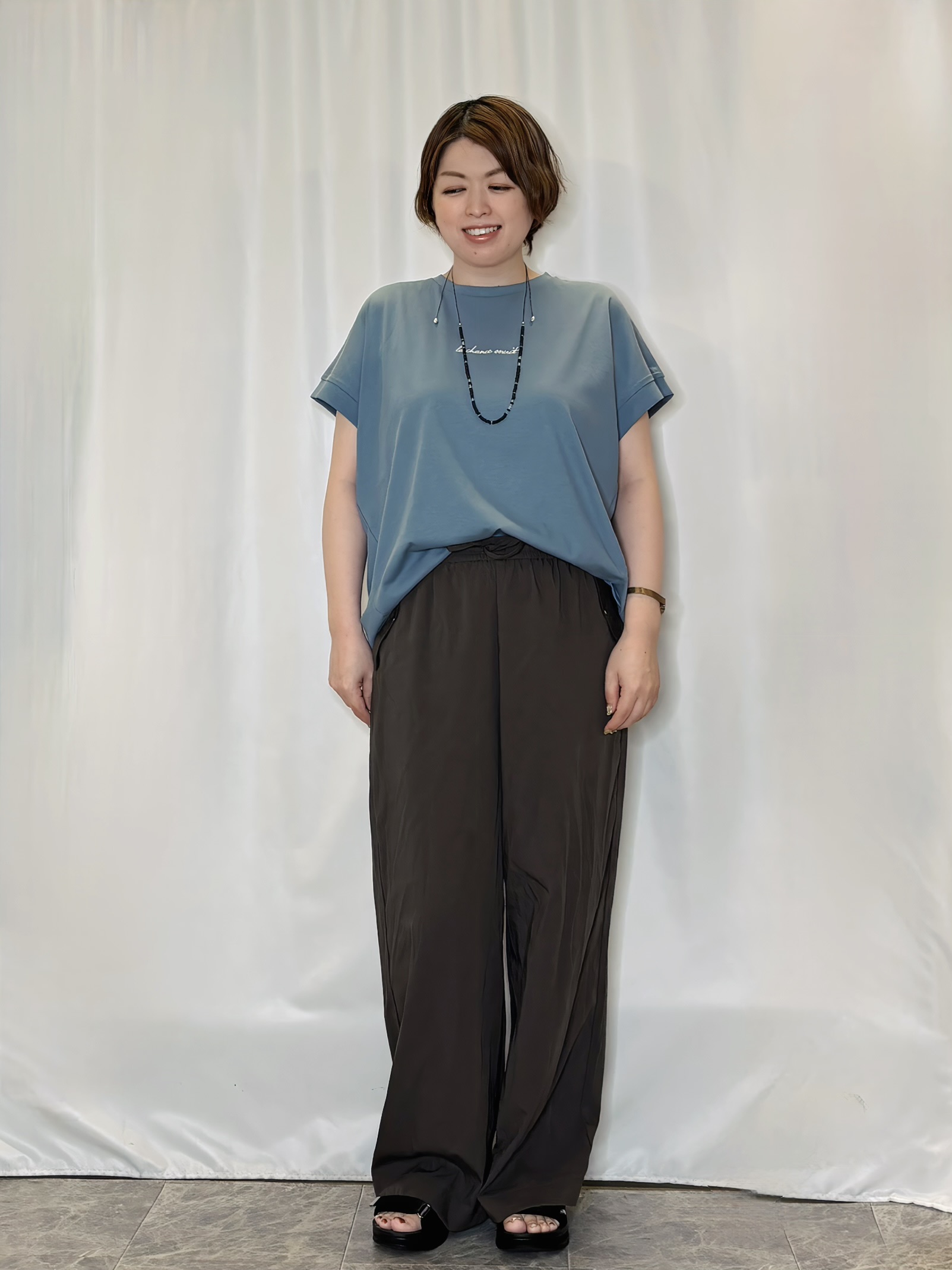 たみさんの「SHOO･LA･RUE｜【汗じみ防止/ひんやり/体型カバー】真夏でも安心。汗じみが気にならない 大人の刺繍ロゴTシャツ」を使ったコーディネート