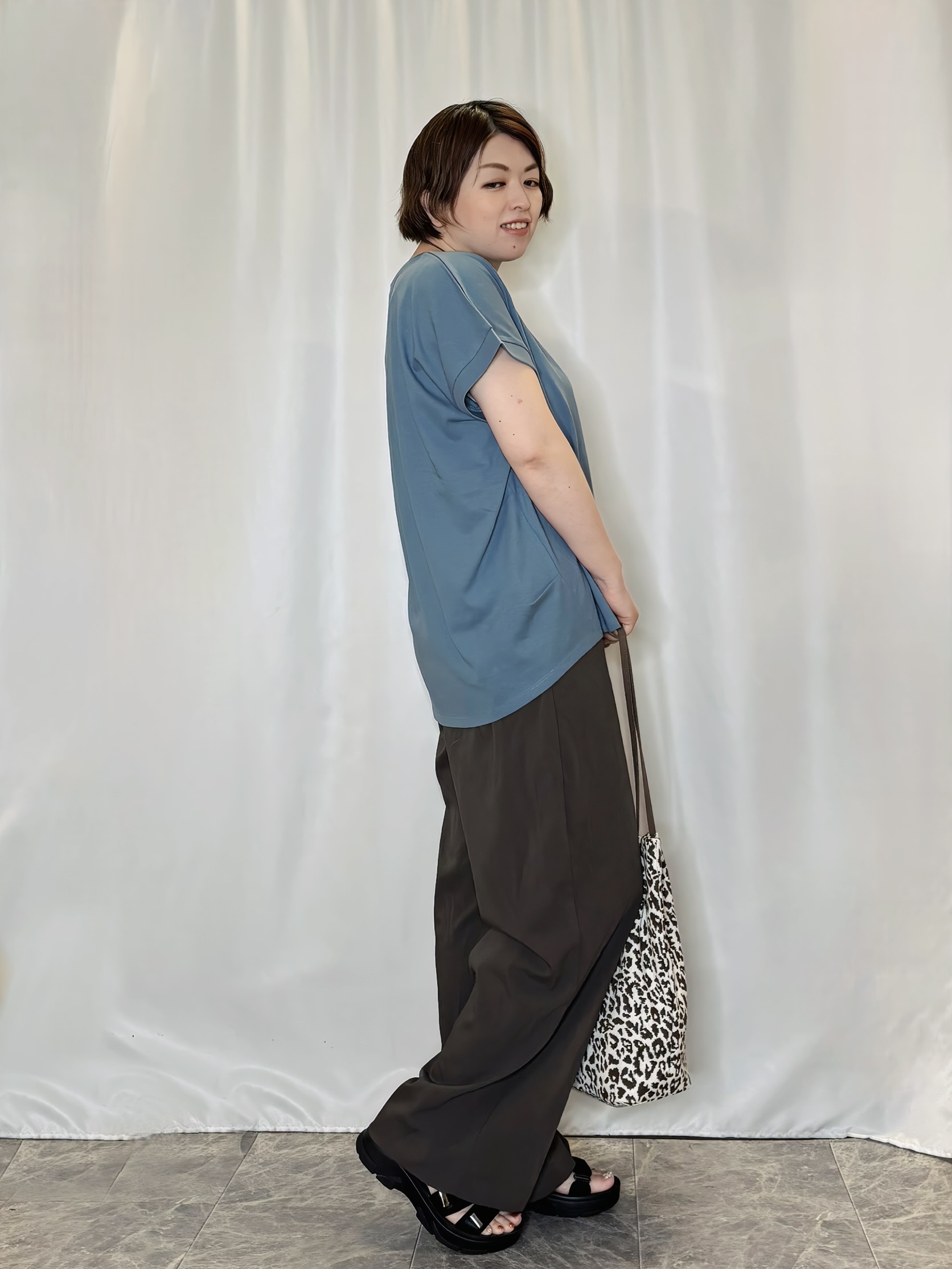 たみさんの「SHOO･LA･RUE｜【汗じみ防止/ひんやり/体型カバー】真夏でも安心。汗じみが気にならない 大人の刺繍ロゴTシャツ」を使ったコーディネート