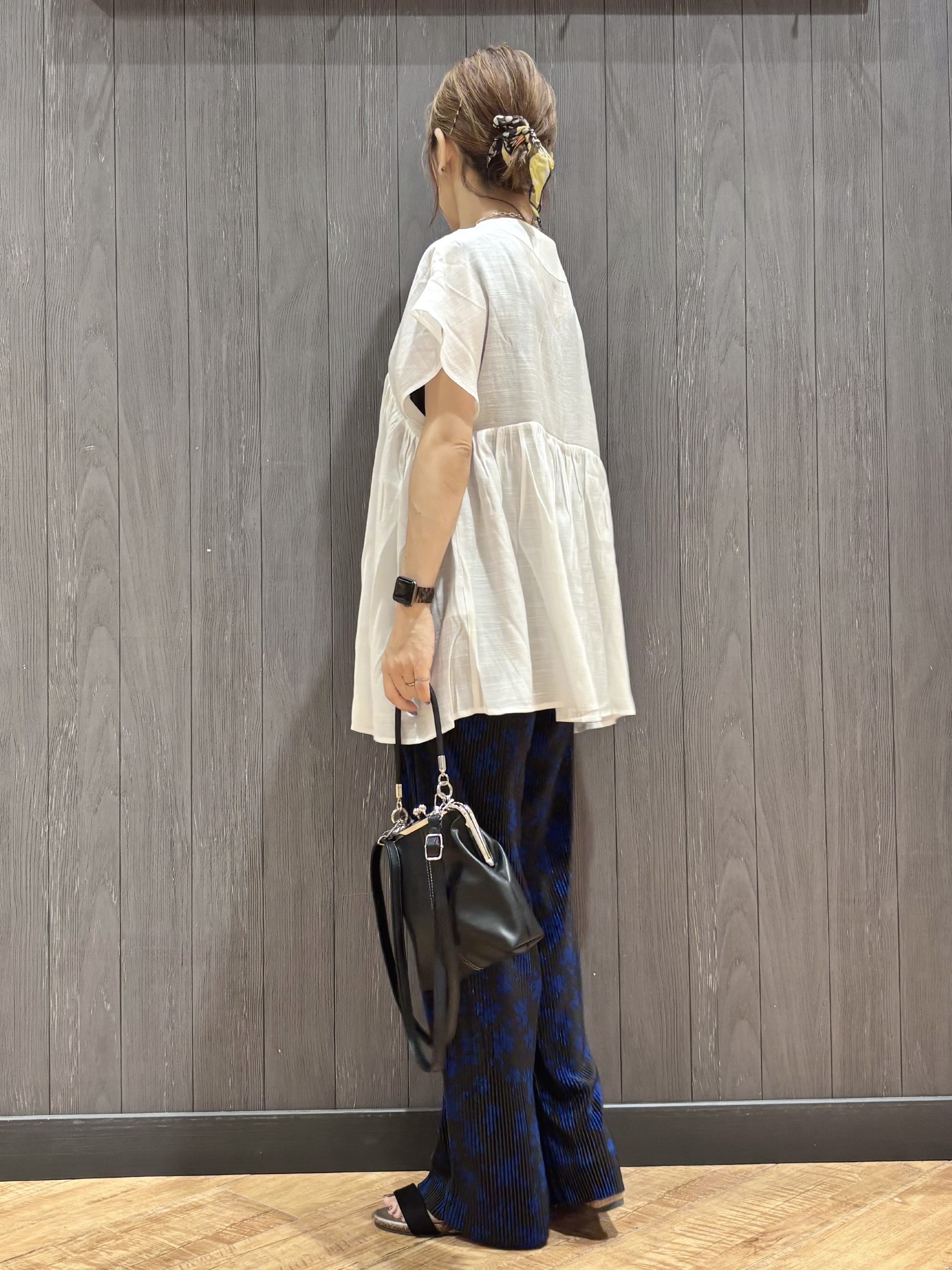 meiさんの「SHOO･LA･RUE｜【ひんやり/UV/体型カバー】インせず着られる Vネックギャザーブラウス」を使ったコーディネート