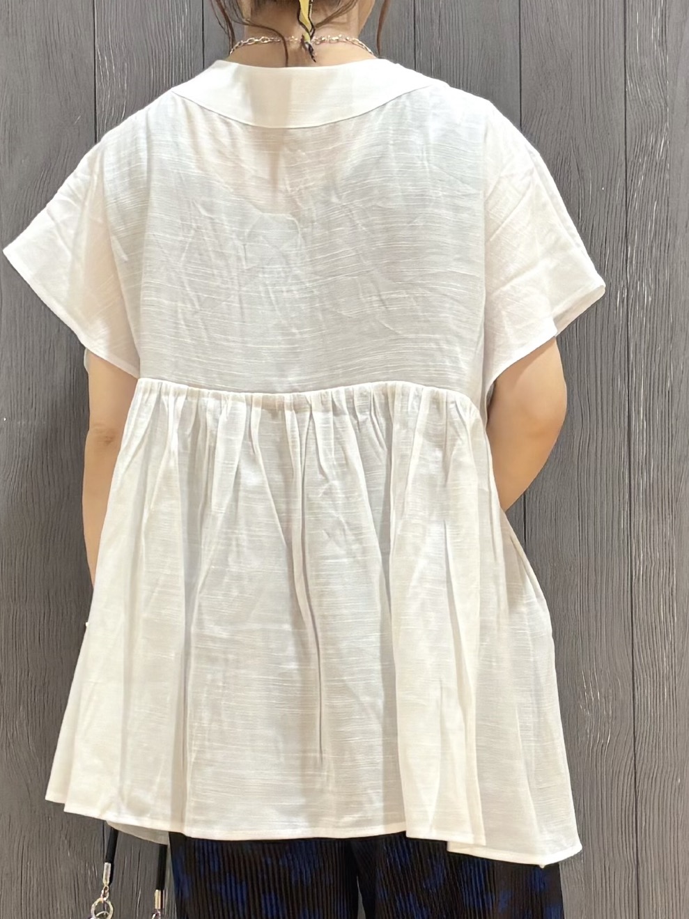 meiさんの「SHOO･LA･RUE｜【ひんやり/UV/体型カバー】インせず着られる Vネックギャザーブラウス」を使ったコーディネート