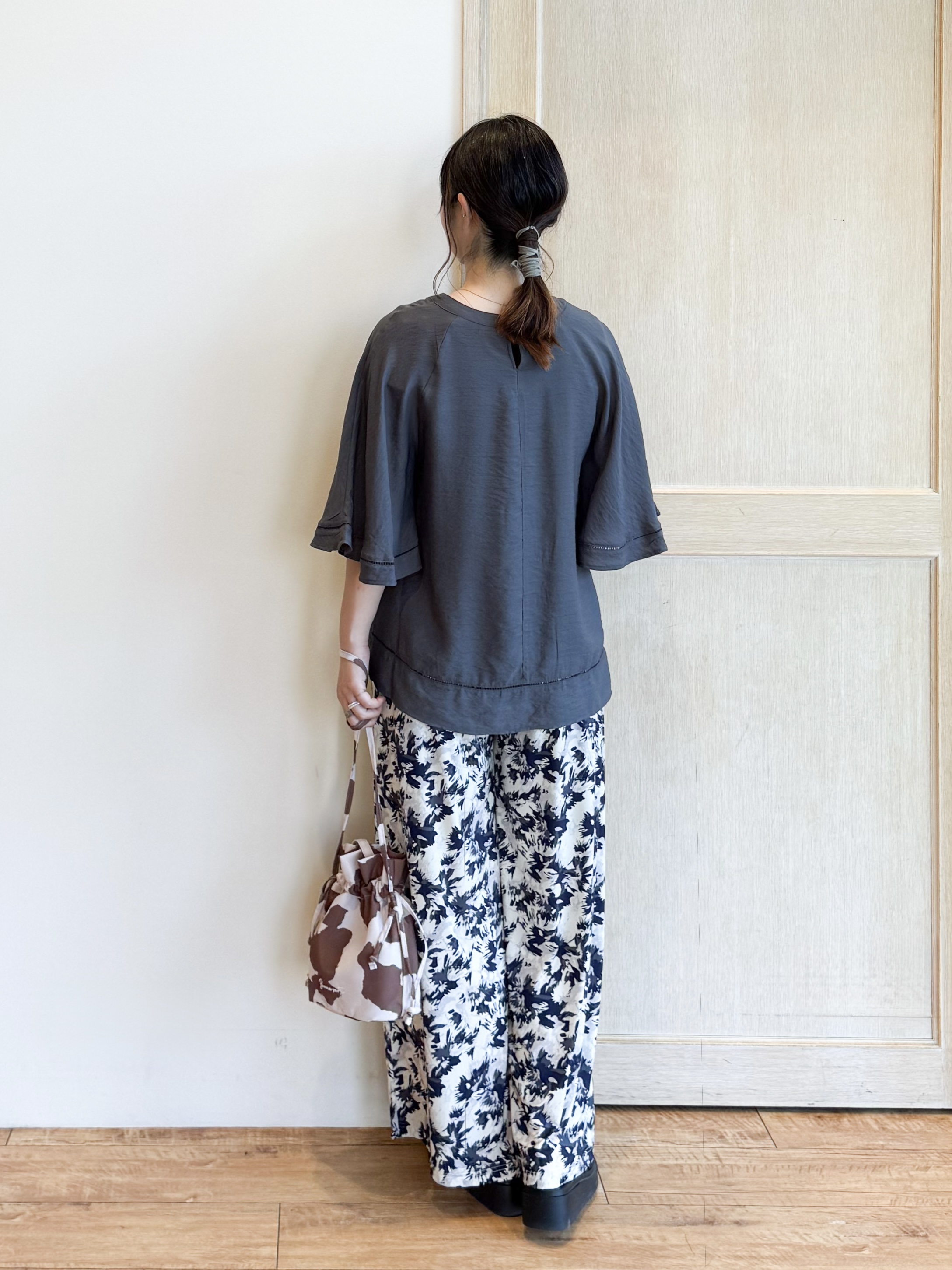 愛さんの「SHOO･LA･RUE｜【ひんやり/S-LL/洗濯機可】体型カバー ふんわりスラブポンチョ風ブラウス」を使ったコーディネート