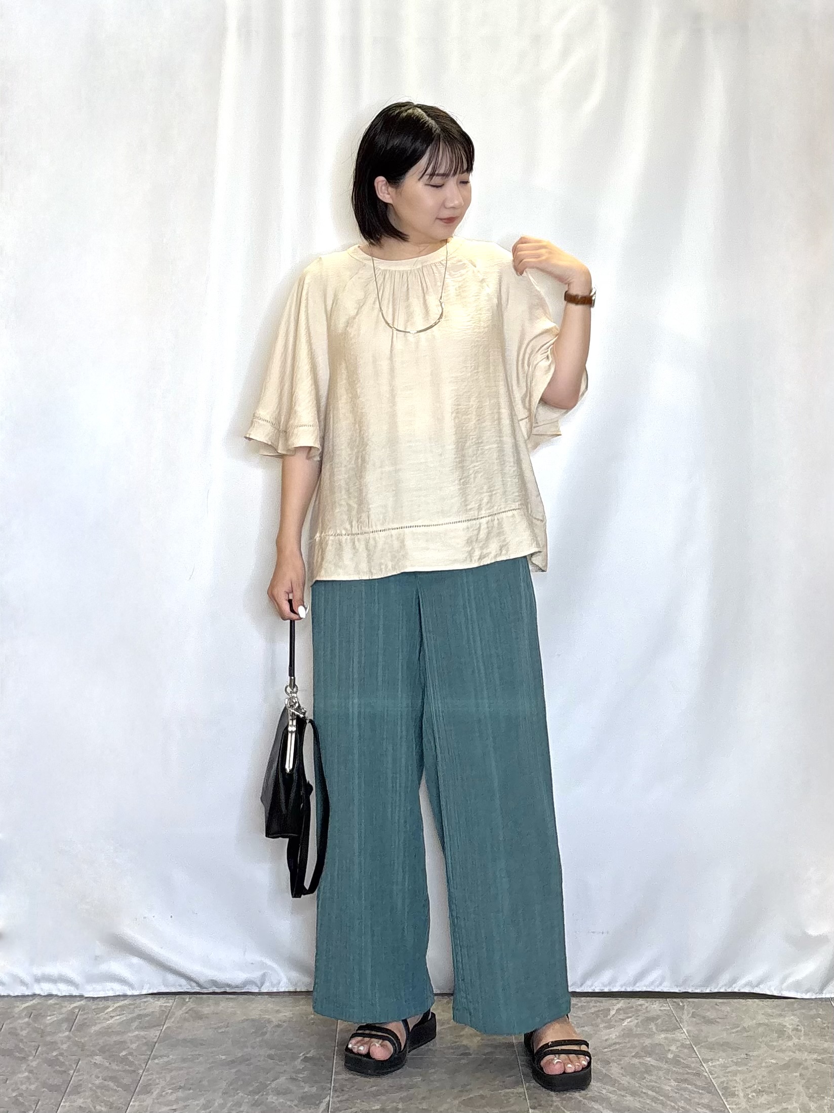 ネリさんの「SHOO･LA･RUE｜【ひんやり/S-LL/体型カバー】はしごレースが魅力な スラブポンチョ風ブラウス」を使ったコーディネート