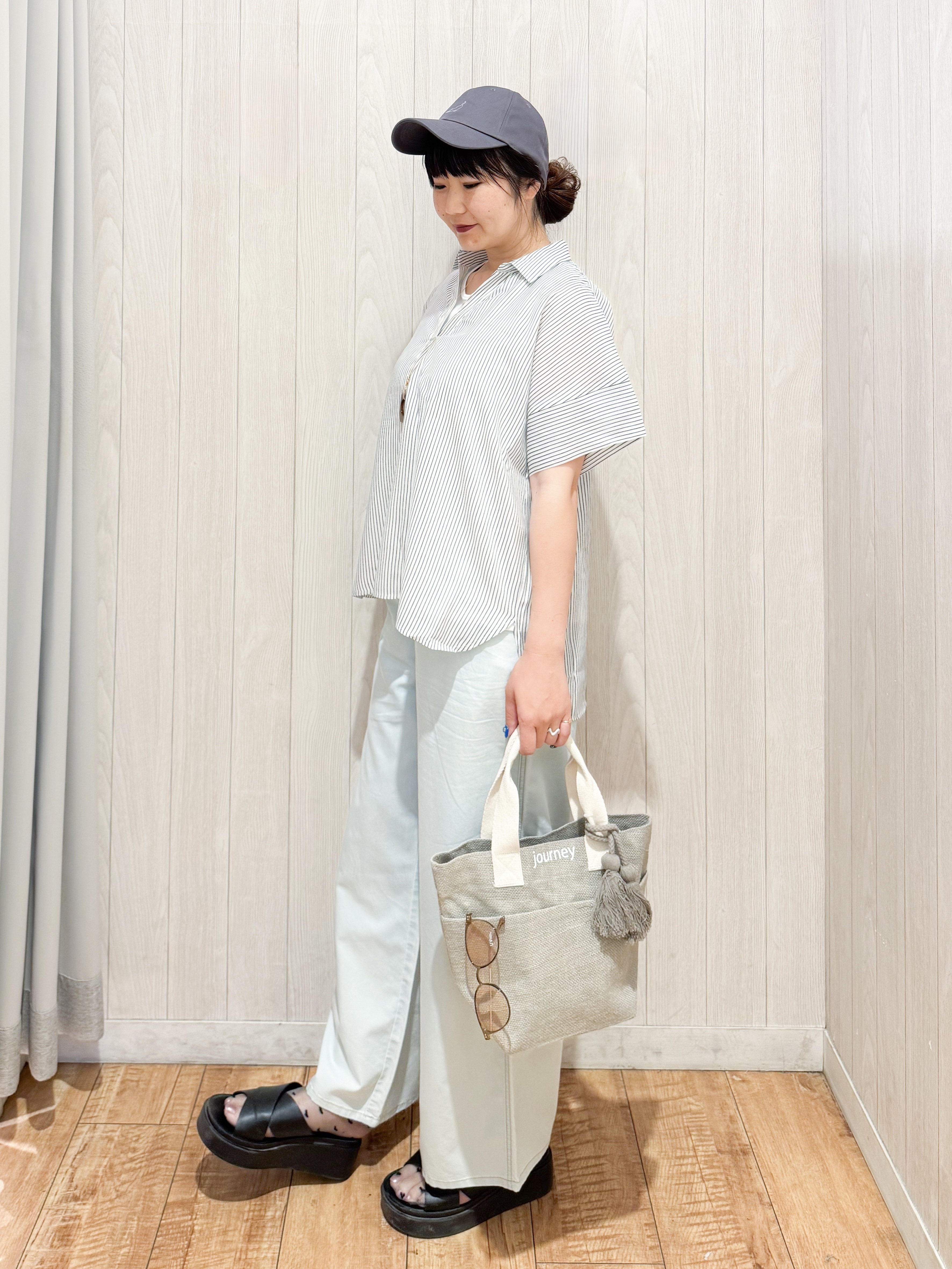 愛さんの「SHOO･LA･RUE｜【2点セット/S-LL/洗濯機可】時短でコーデ決まる スラブスキッパーシャツ＋タンクトップ」を使ったコーディネート