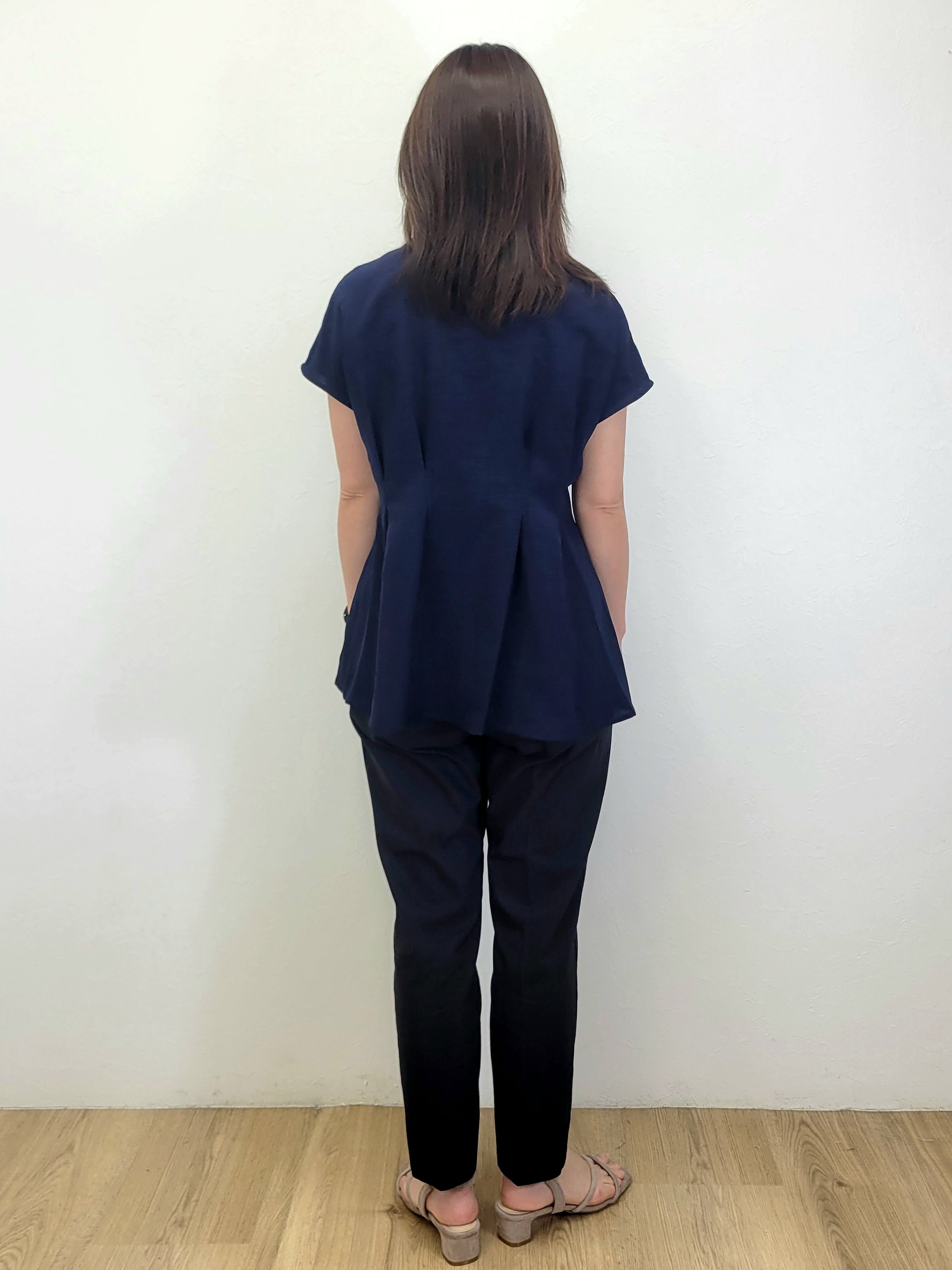 LISAさんの「OPAQUE.CLIP｜【接触冷感／吸水速乾】リネンライク タックフレンチスリーブブラウス《洗濯機OK》」を使ったコーディネート
