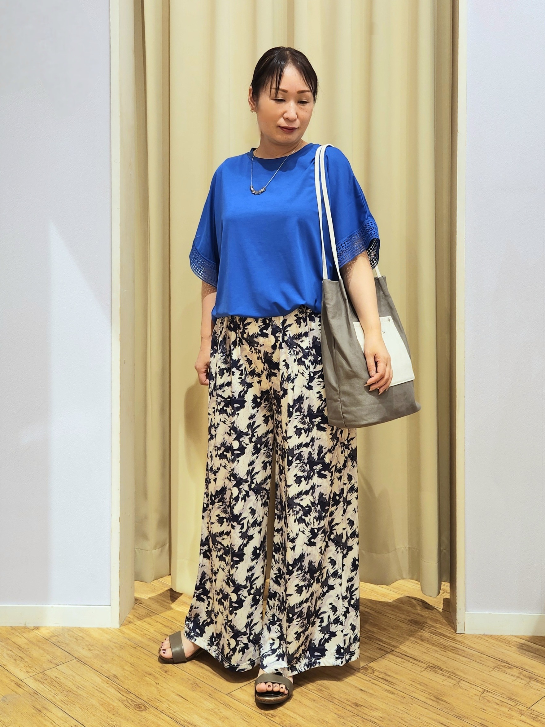 くまさんの「SHOO･LA･RUE｜【ひんやり/UV】お袖レースが上品 ゆったりとろみトップス」を使ったコーディネート