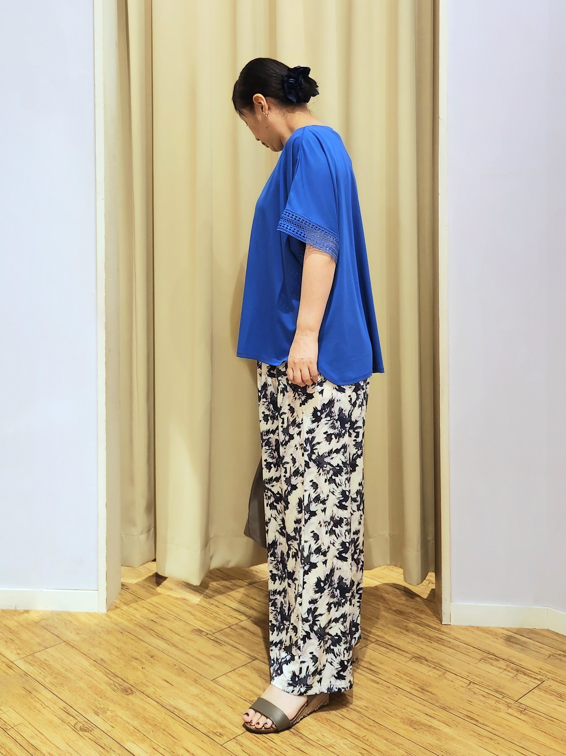 くまさんの「SHOO･LA･RUE｜【ひんやり/UV】お袖レースが上品 ゆったりとろみトップス」を使ったコーディネート