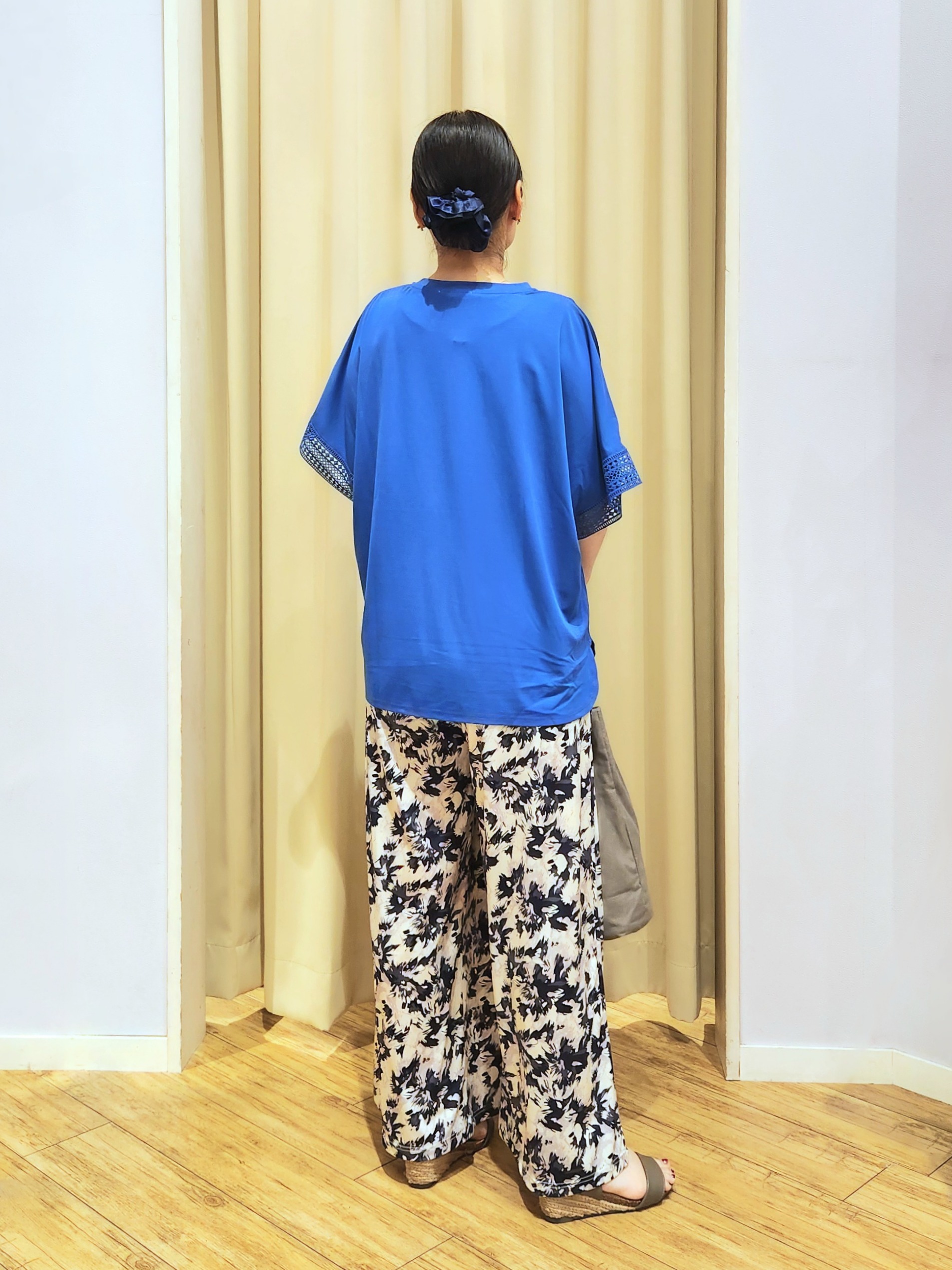くまさんの「SHOO･LA･RUE｜【ひんやり/UV】お袖レースが上品 ゆったりとろみトップス」を使ったコーディネート