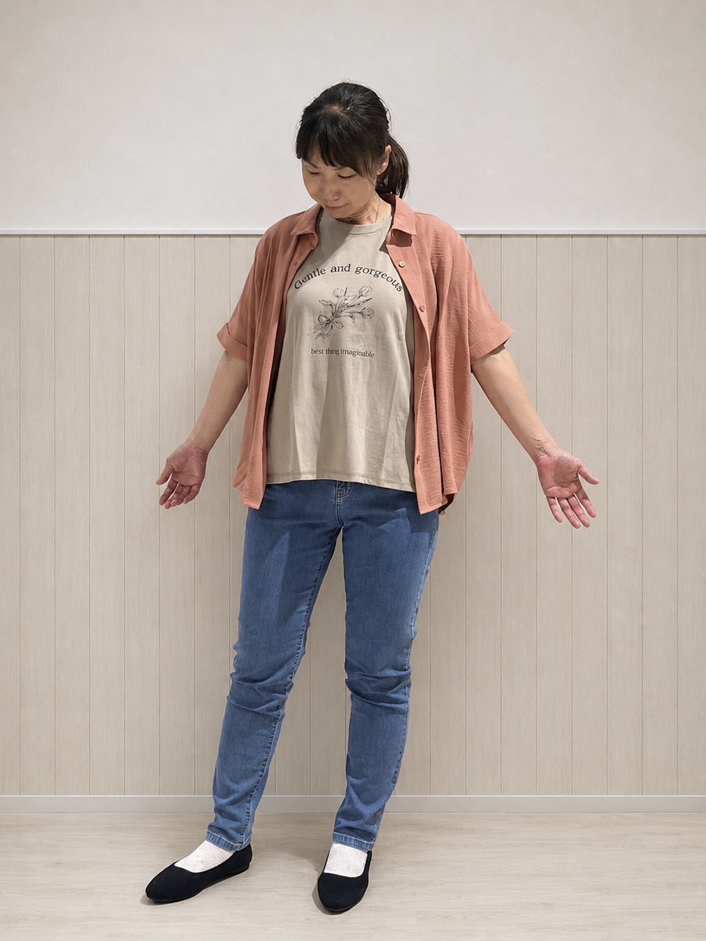 まつみさんの「SHOO･LA･RUE｜【ひんやり/洗濯後しわになりにくい/S-LL】着るだけでこなれ見え 二の腕も隠せるデザイン半袖シャツ」を使ったコーディネート