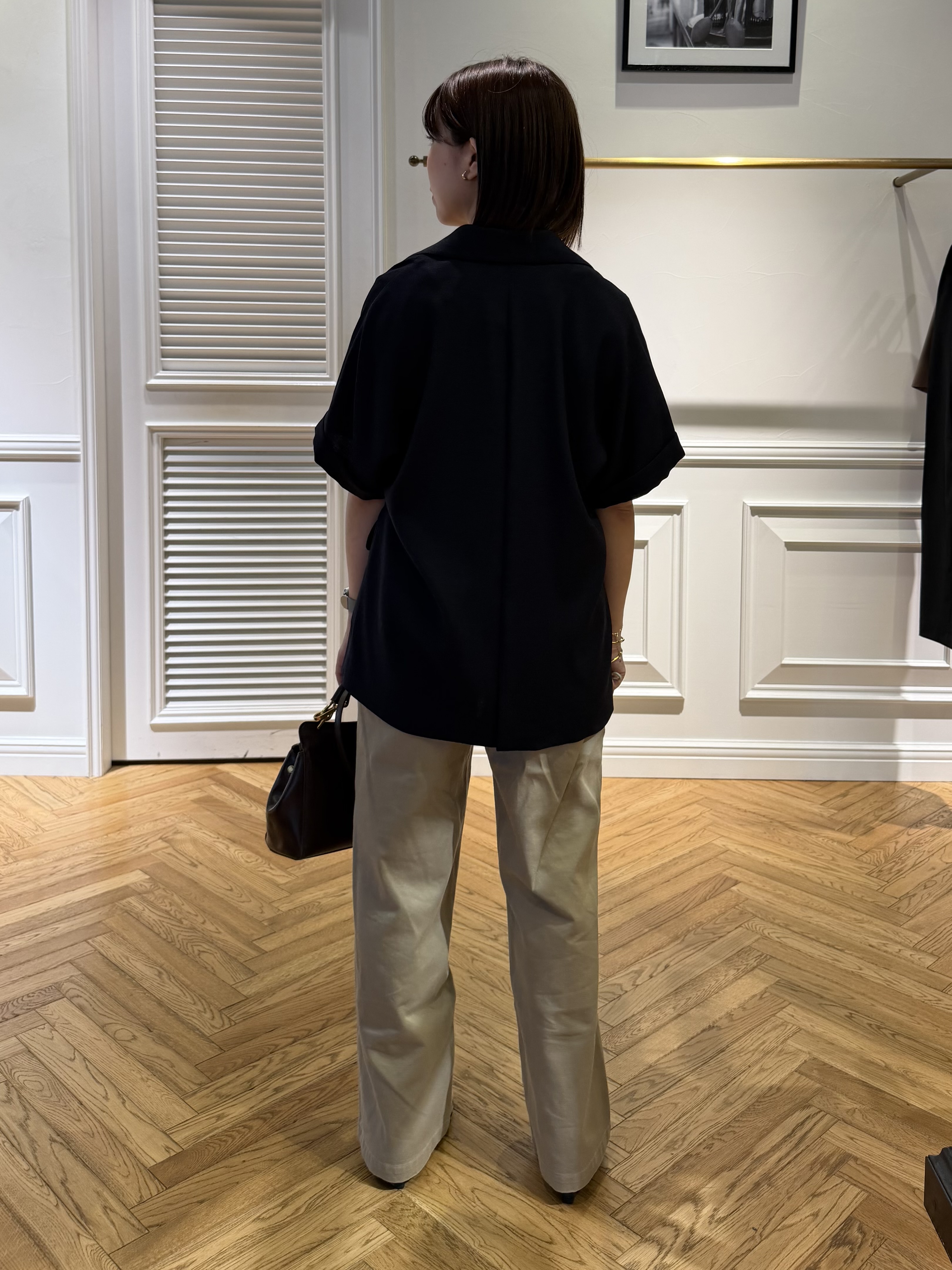 つじ まこさんの「DRESSTERIOR｜【立体ロゴ】フロッキーロゴプリントTシャツ」を使ったコーディネート