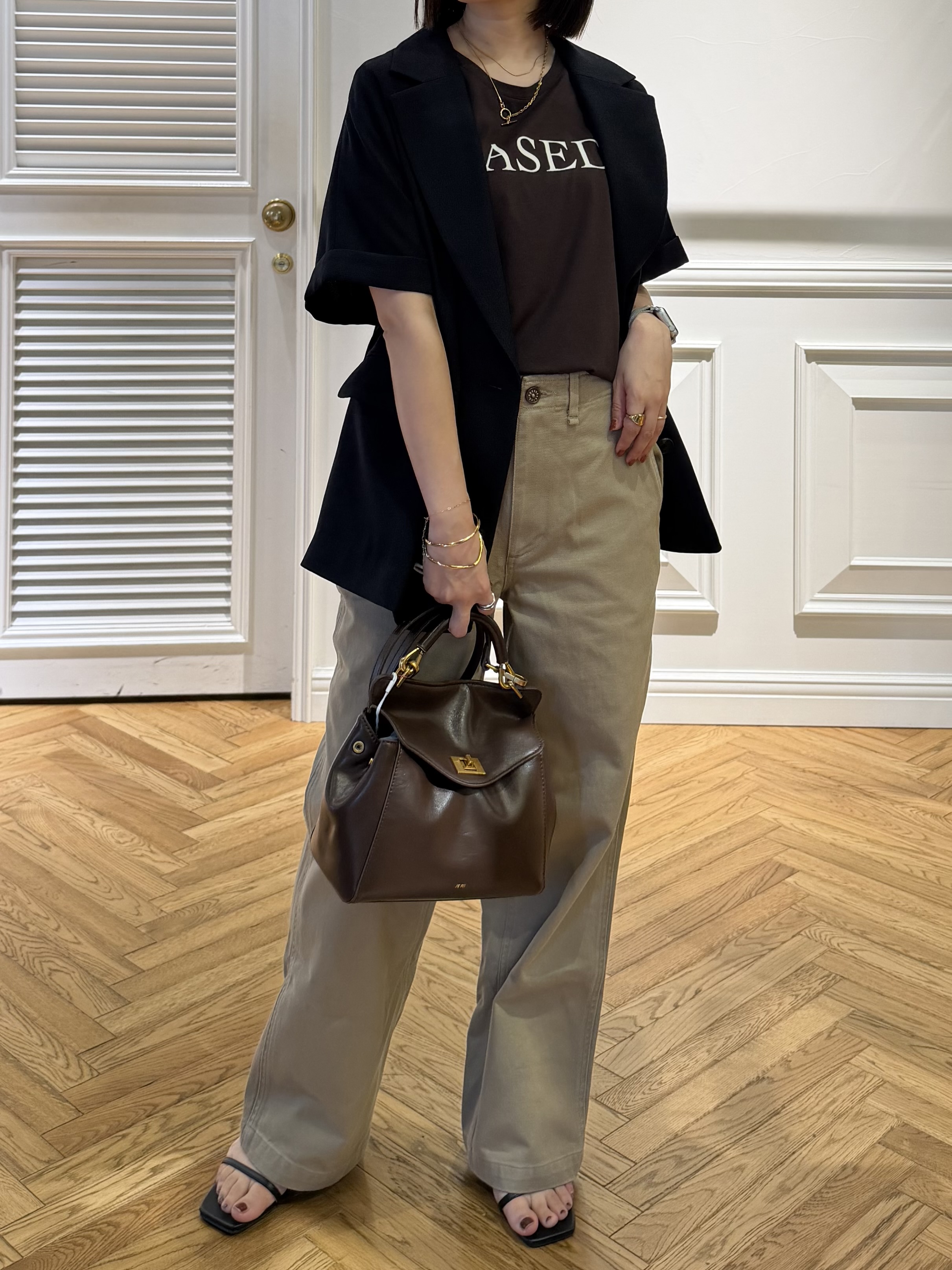 つじ まこさんの「DRESSTERIOR｜【立体ロゴ】フロッキーロゴプリントTシャツ」を使ったコーディネート
