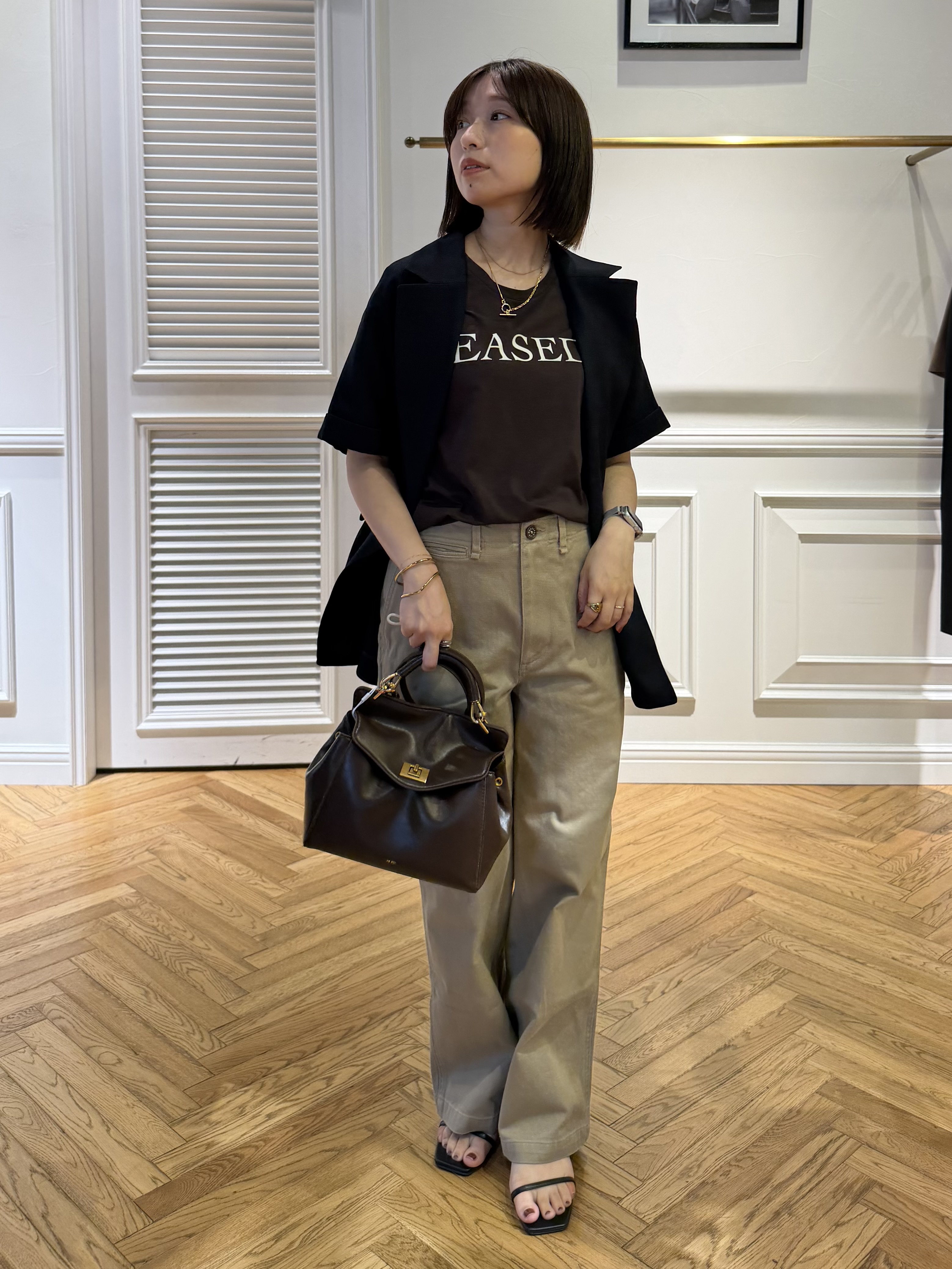 つじ まこさんの「DRESSTERIOR｜【立体ロゴ】フロッキーロゴプリントTシャツ」を使ったコーディネート