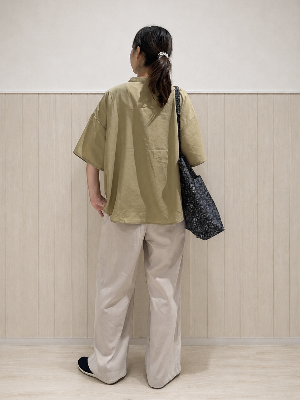 まつみさんの「SHOO･LA･RUE｜【洗濯機可/S-LL】大人の抜け感 ゆるっと5分袖シャツ」を使ったコーディネート