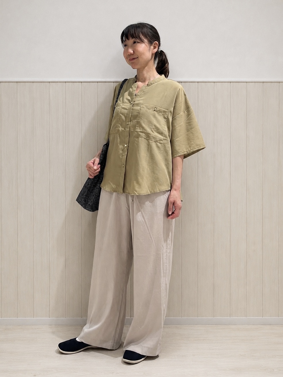 まつみさんの「SHOO･LA･RUE｜【洗濯機可/S-LL】大人の抜け感 ゆるっと5分袖シャツ」を使ったコーディネート
