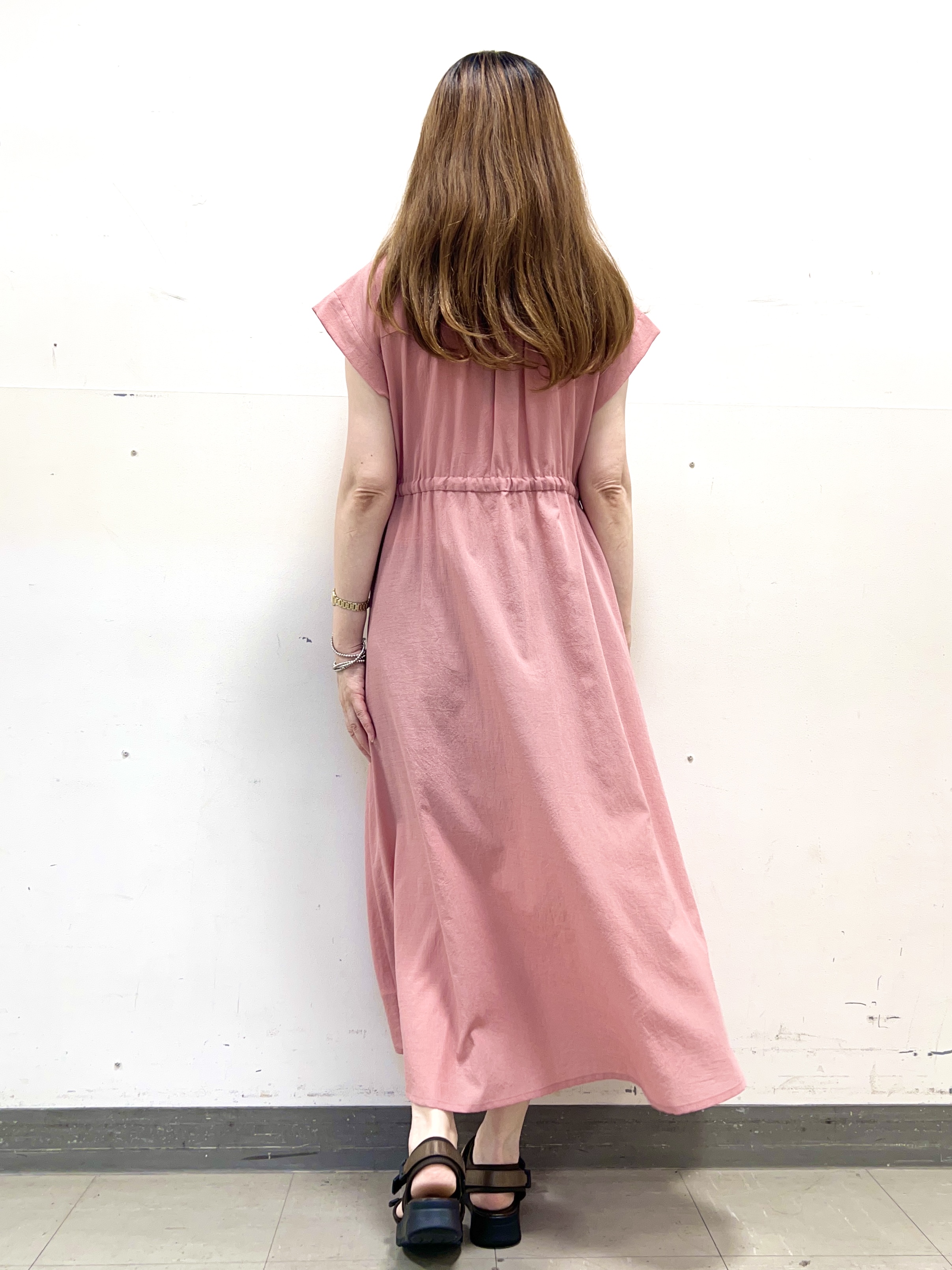 yuさんの「Reflect｜【通気性あり／涼しい／マシンウォッシャブル】フロントボタンワンピース」を使ったコーディネート