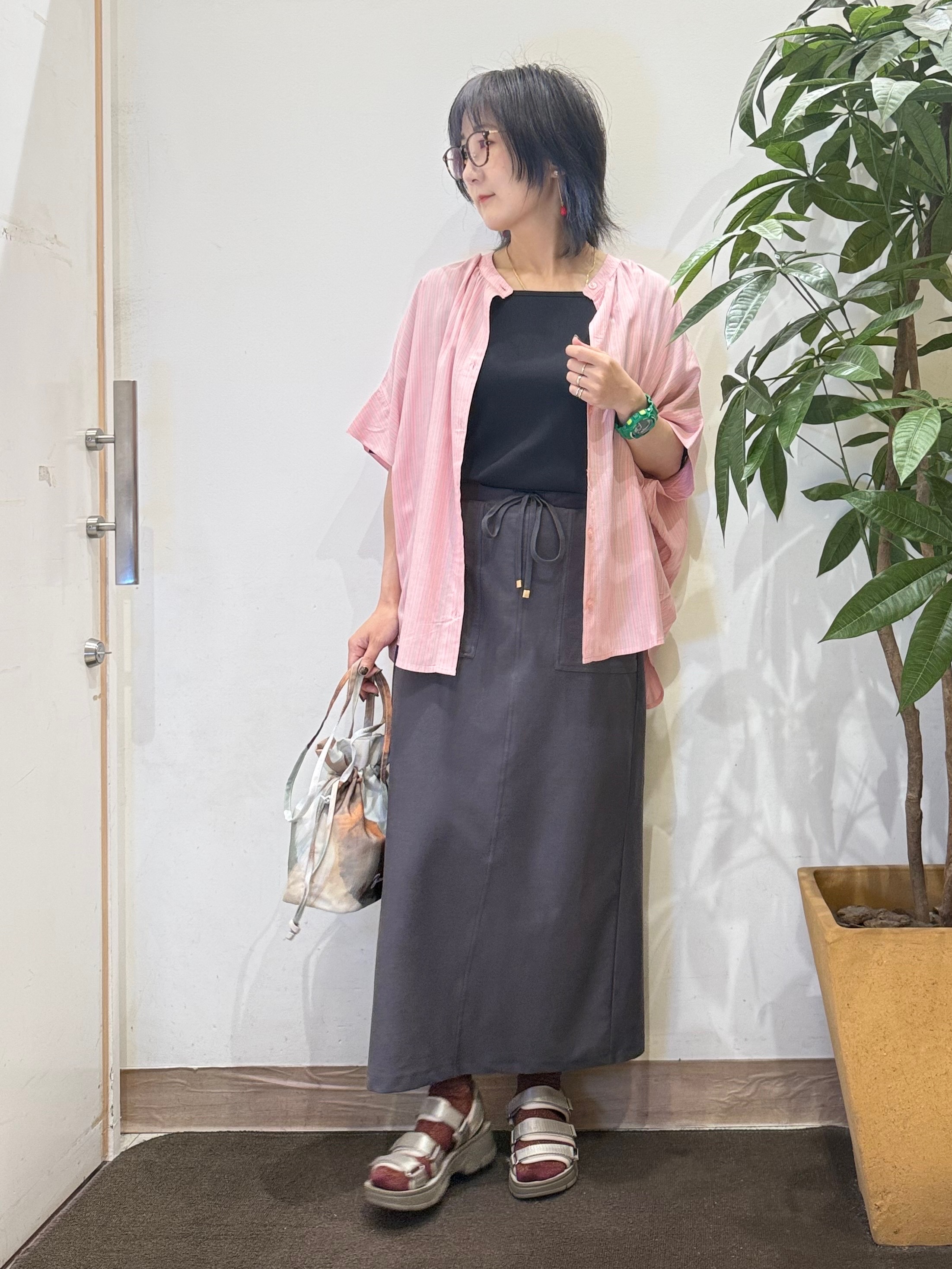 misakiさんの「SHOO･LA･RUE｜【ひんやり/洗濯機可/体型カバー】二の腕隠れる ゆるっと襟ギャザーレーヨンブラウス」を使ったコーディネート