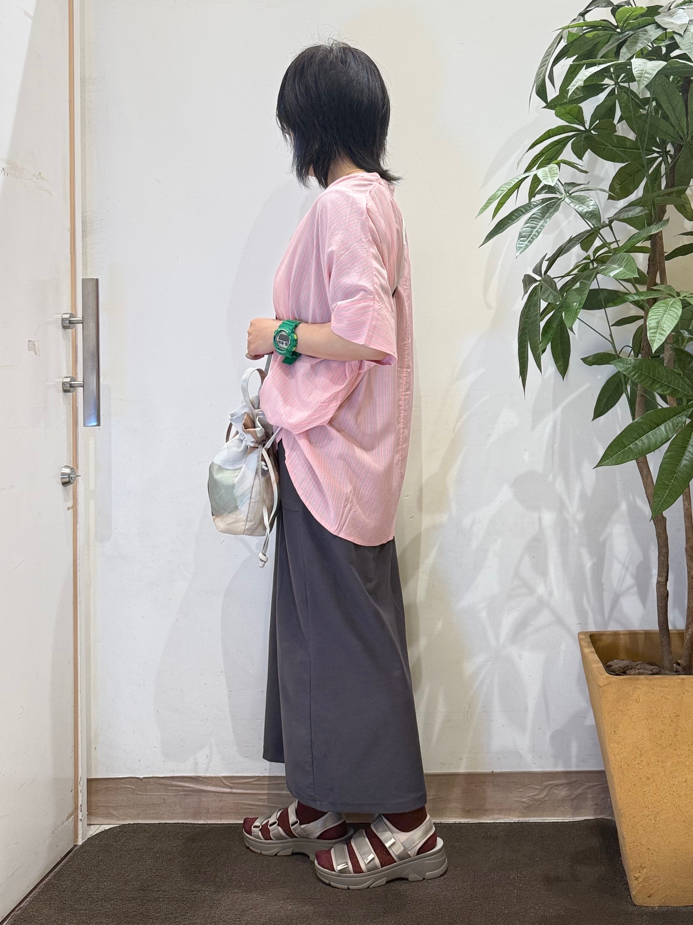 misakiさんの「SHOO･LA･RUE｜【ひんやり/洗濯機可/体型カバー】二の腕隠れる ゆるっと襟ギャザーレーヨンブラウス」を使ったコーディネート