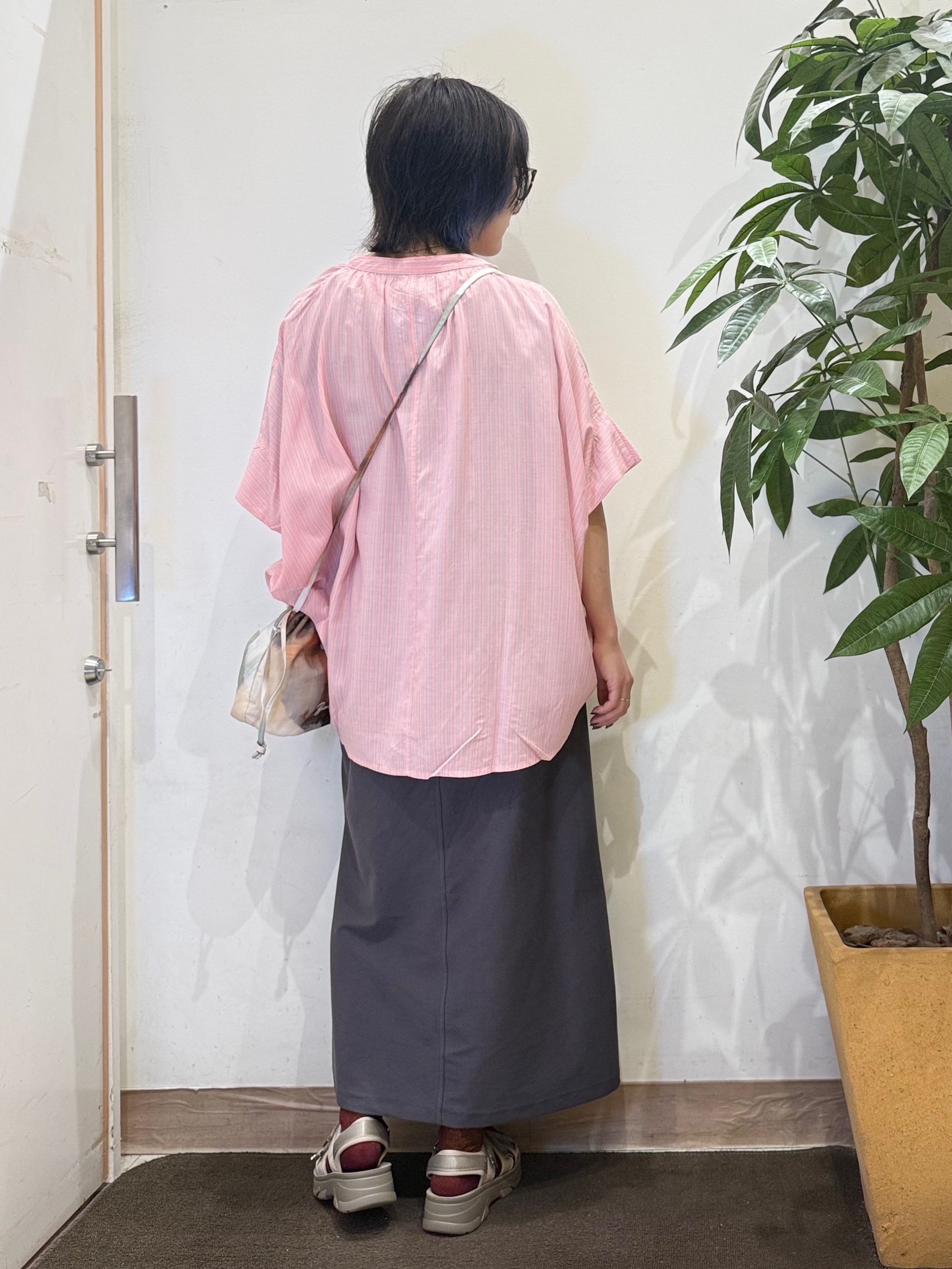 misakiさんの「SHOO･LA･RUE｜【ひんやり/洗濯機可/体型カバー】二の腕隠れる ゆるっと襟ギャザーレーヨンブラウス」を使ったコーディネート