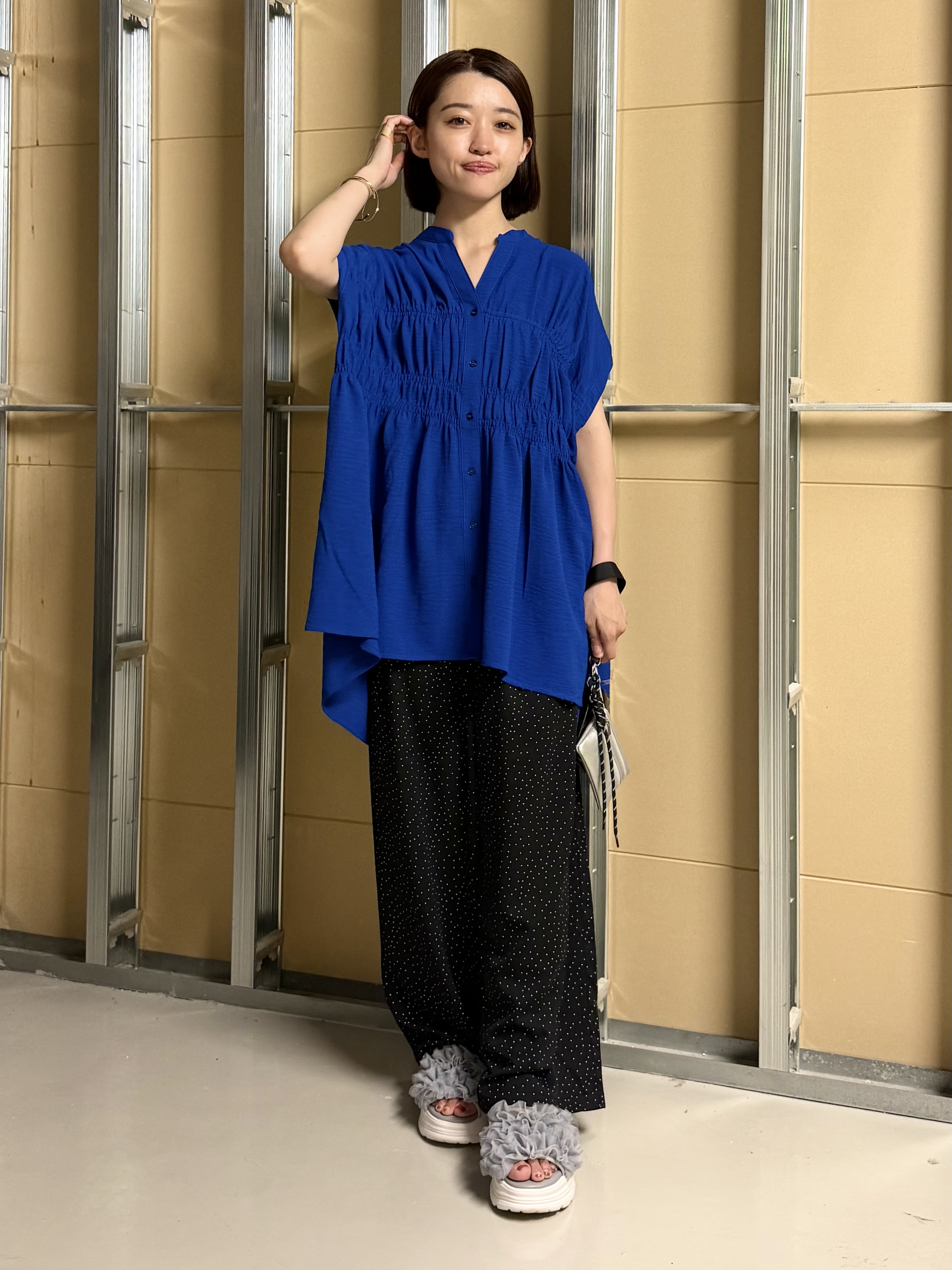 sahoさんの「THE SHOP TK｜【夏に嬉しい機能つき】ひんやりさらさら シャーリングブラウス」を使ったコーディネート