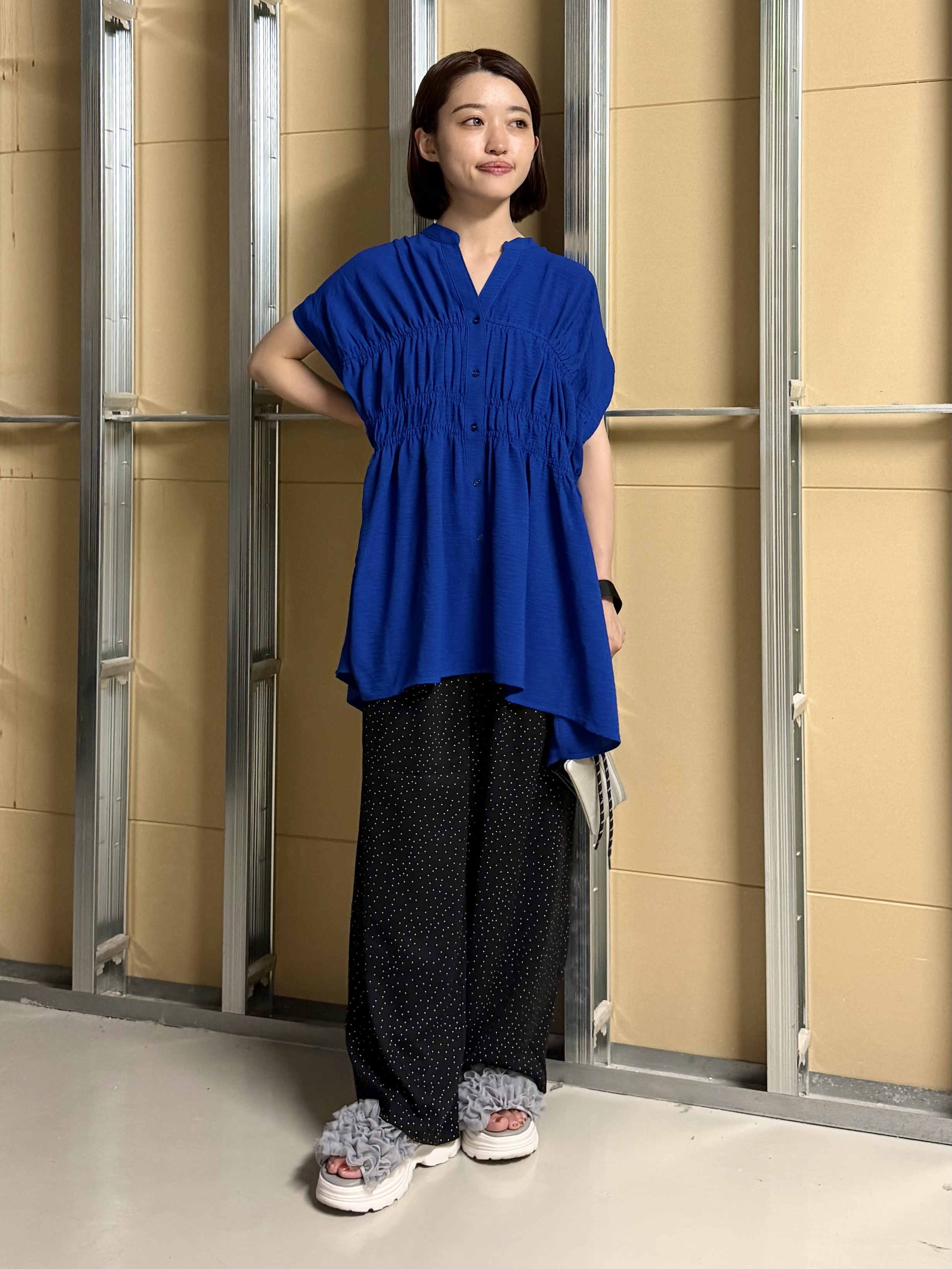 sahoさんの「THE SHOP TK｜【夏に嬉しい機能つき】ひんやりさらさら シャーリングブラウス」を使ったコーディネート