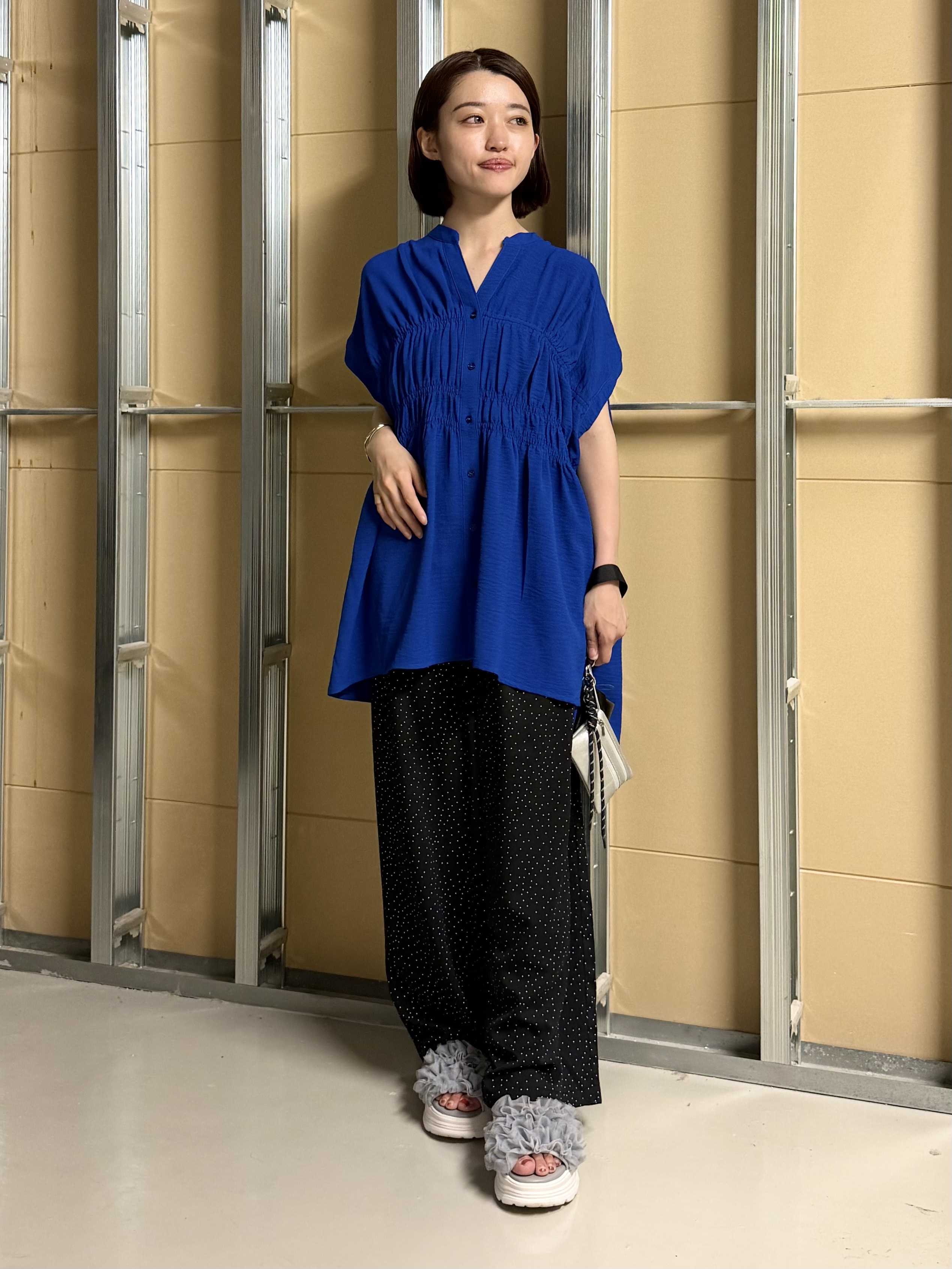 sahoさんの「THE SHOP TK｜【夏に嬉しい機能つき】ひんやりさらさら シャーリングブラウス」を使ったコーディネート