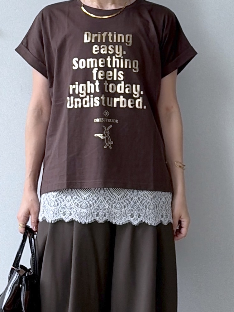 yoshikadoさんの「DRESSTERIOR｜【箔ロゴ】箔プリントドルマンスリーブ Tシャツ」を使ったコーディネート
