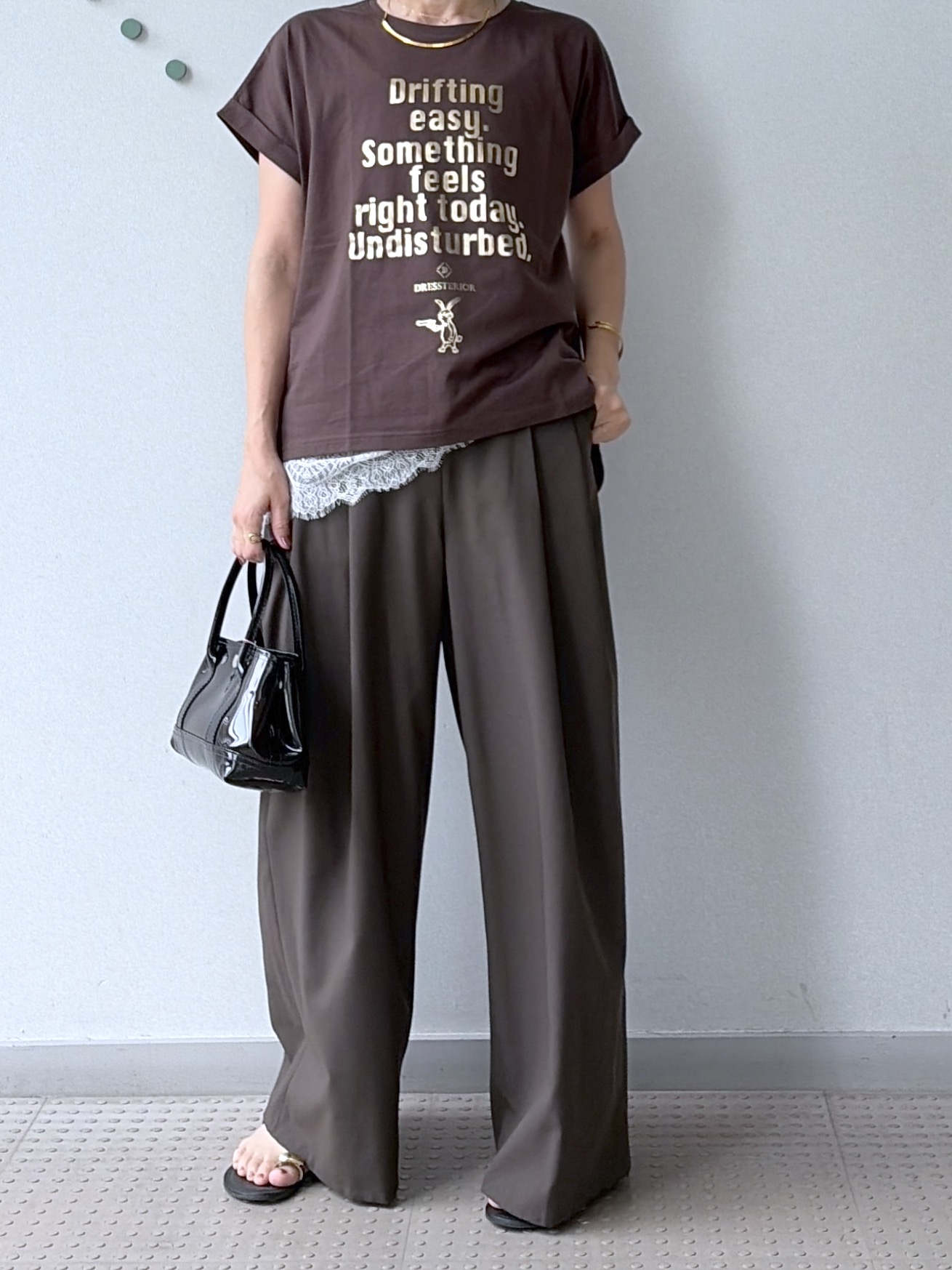 yoshikadoさんの「DRESSTERIOR｜【箔ロゴ】箔プリントドルマンスリーブ Tシャツ」を使ったコーディネート