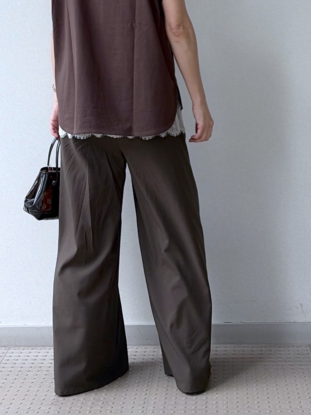 yoshikadoさんの「DRESSTERIOR｜【箔ロゴ】箔プリントドルマンスリーブ Tシャツ」を使ったコーディネート