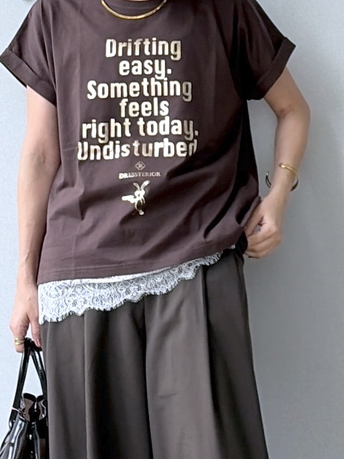yoshikadoさんの「DRESSTERIOR｜【箔ロゴ】箔プリントドルマンスリーブ Tシャツ」を使ったコーディネート