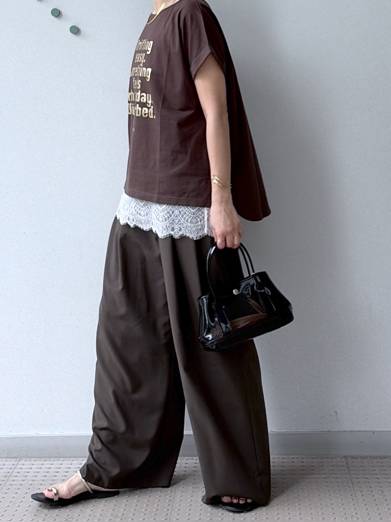 yoshikadoさんの「DRESSTERIOR｜【箔ロゴ】箔プリントドルマンスリーブ Tシャツ」を使ったコーディネート