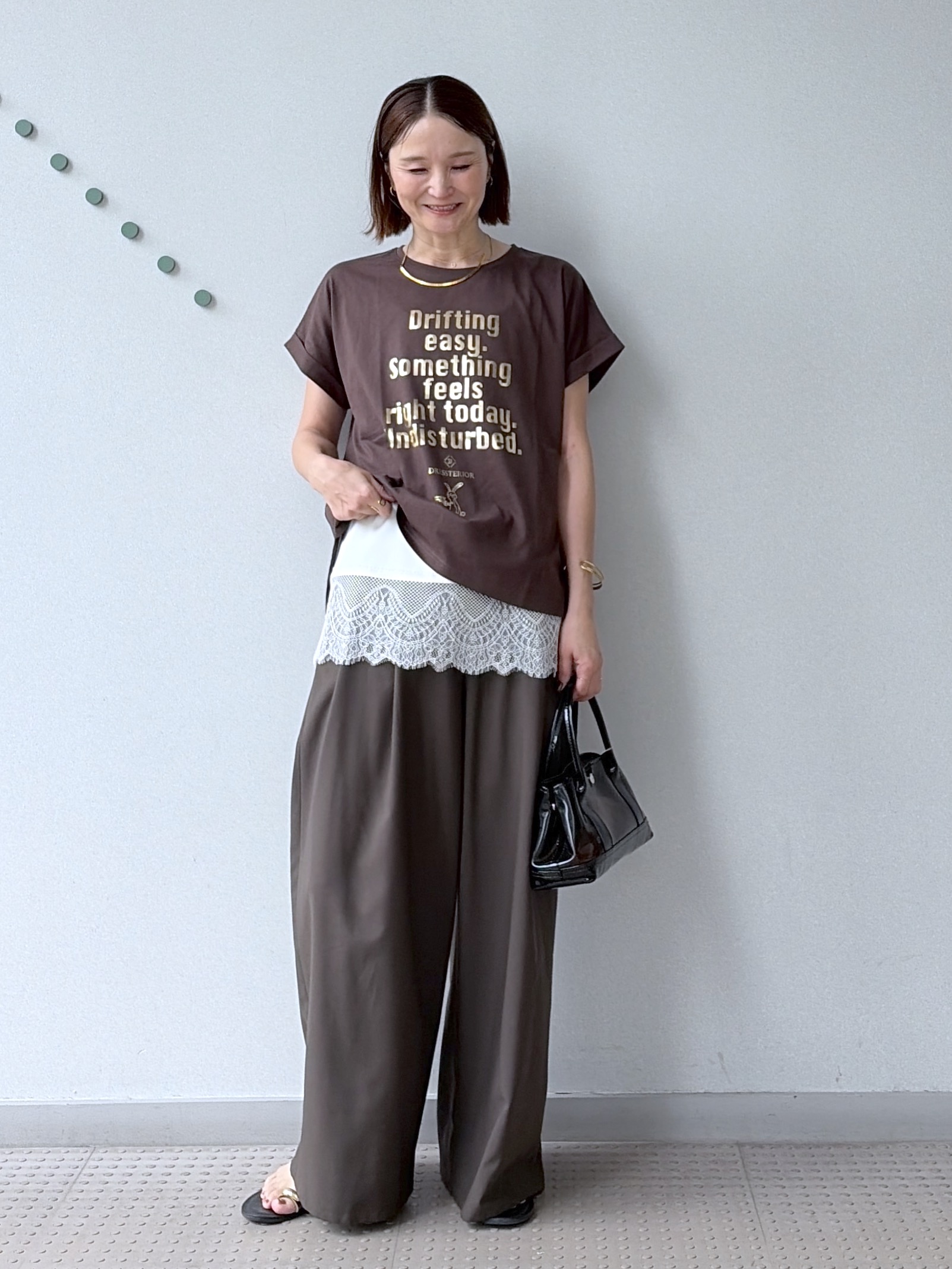 yoshikadoさんの「DRESSTERIOR｜【箔ロゴ】箔プリントドルマンスリーブ Tシャツ」を使ったコーディネート