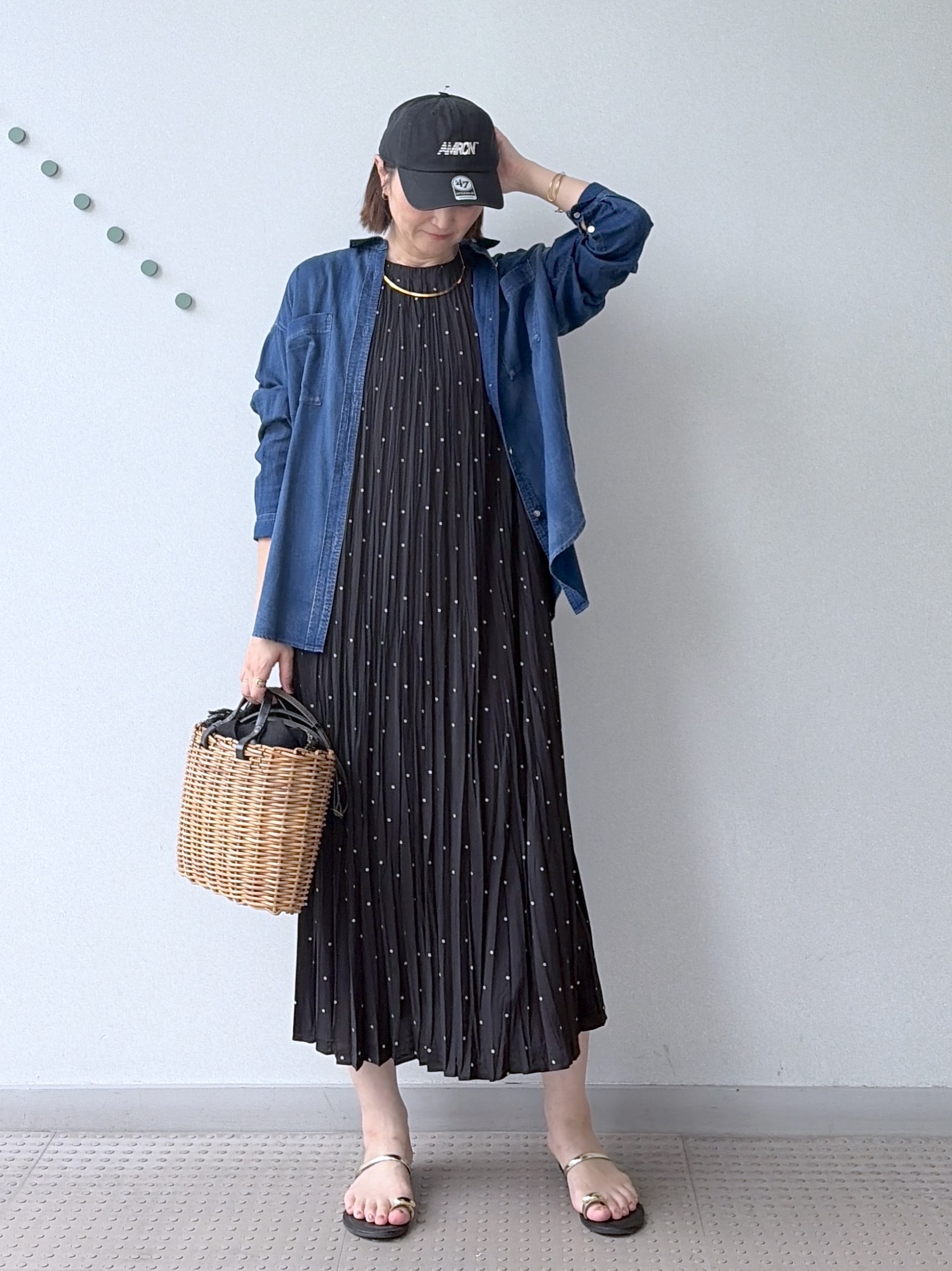 yoshikadoさんの「DRESSTERIOR｜【ウォッシャブル/2WAYシルエット】ノースリーブプリーツワンピース」を使ったコーディネート
