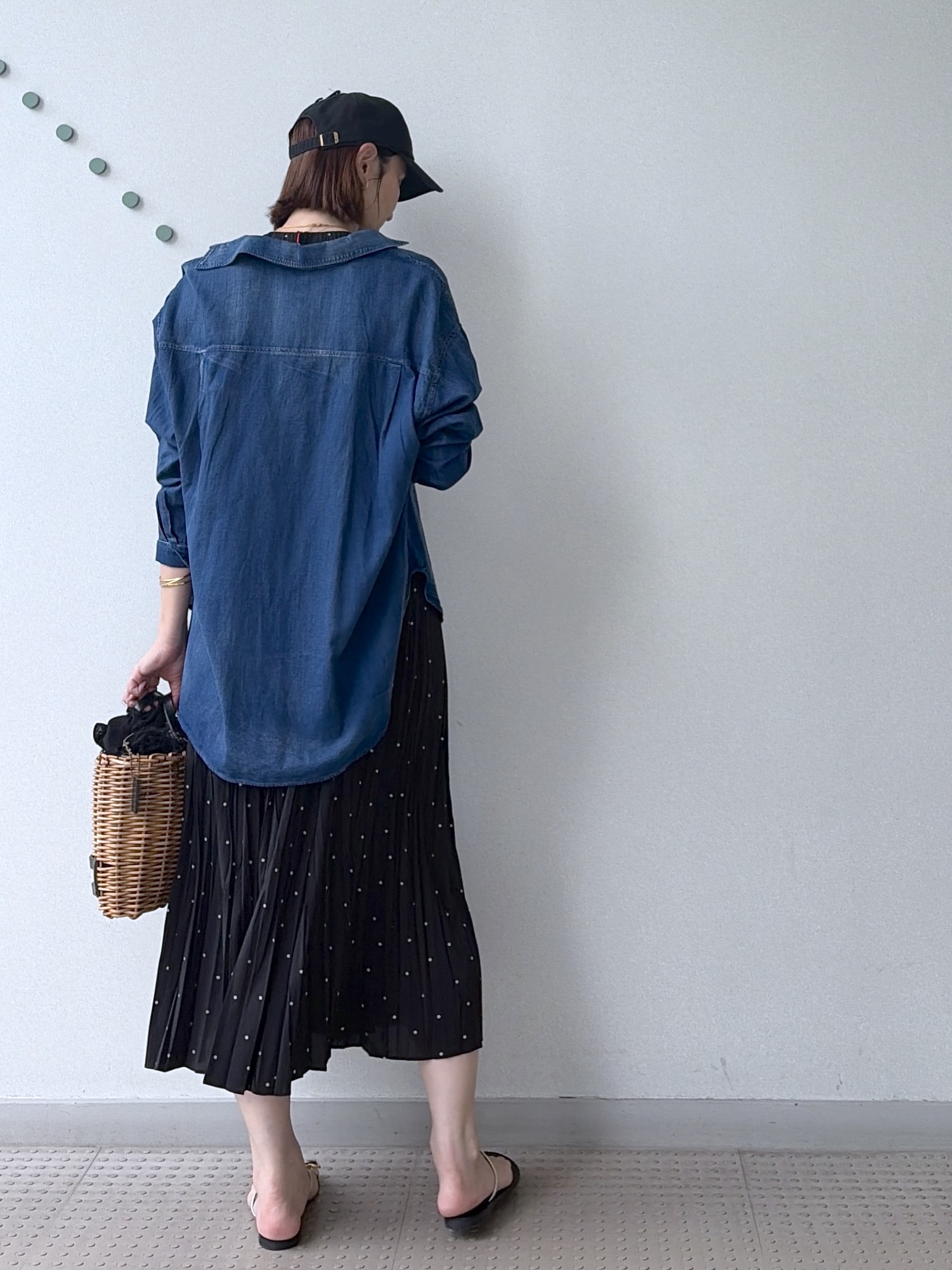 yoshikadoさんの「DRESSTERIOR｜【ウォッシャブル/2WAYシルエット】ノースリーブプリーツワンピース」を使ったコーディネート