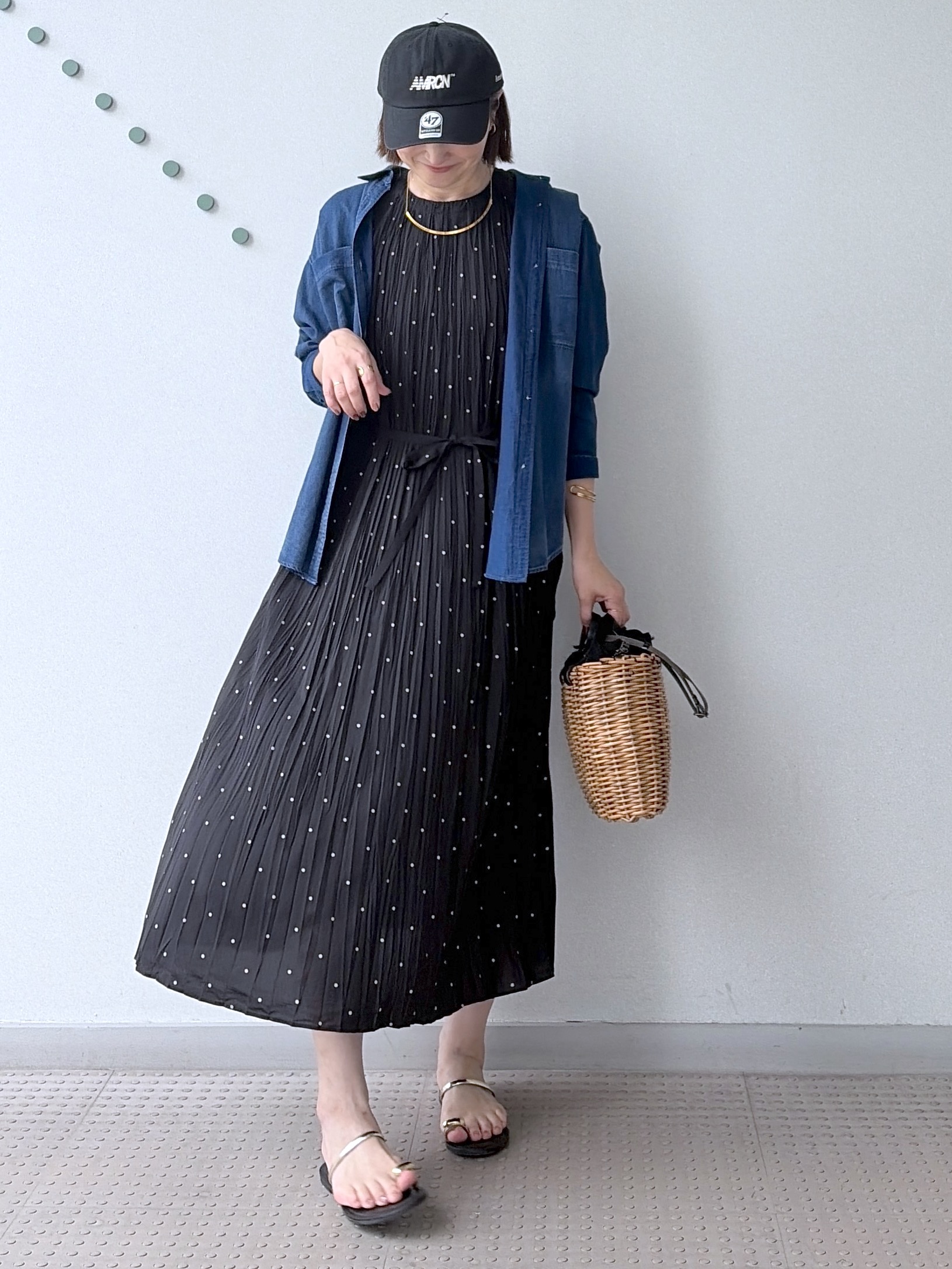 yoshikadoさんの「DRESSTERIOR｜【ウォッシャブル/2WAYシルエット】ノースリーブプリーツワンピース」を使ったコーディネート