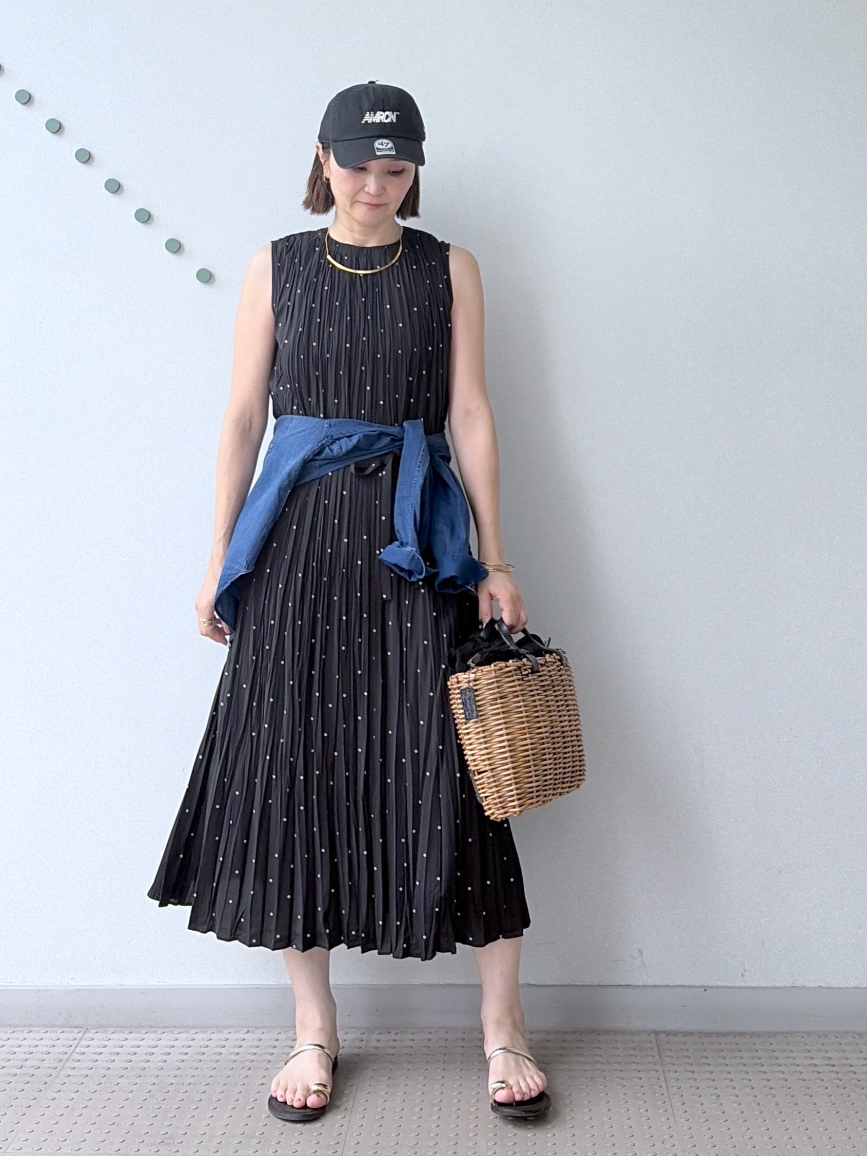 yoshikadoさんの「DRESSTERIOR｜【ウォッシャブル/2WAYシルエット】ノースリーブプリーツワンピース」を使ったコーディネート